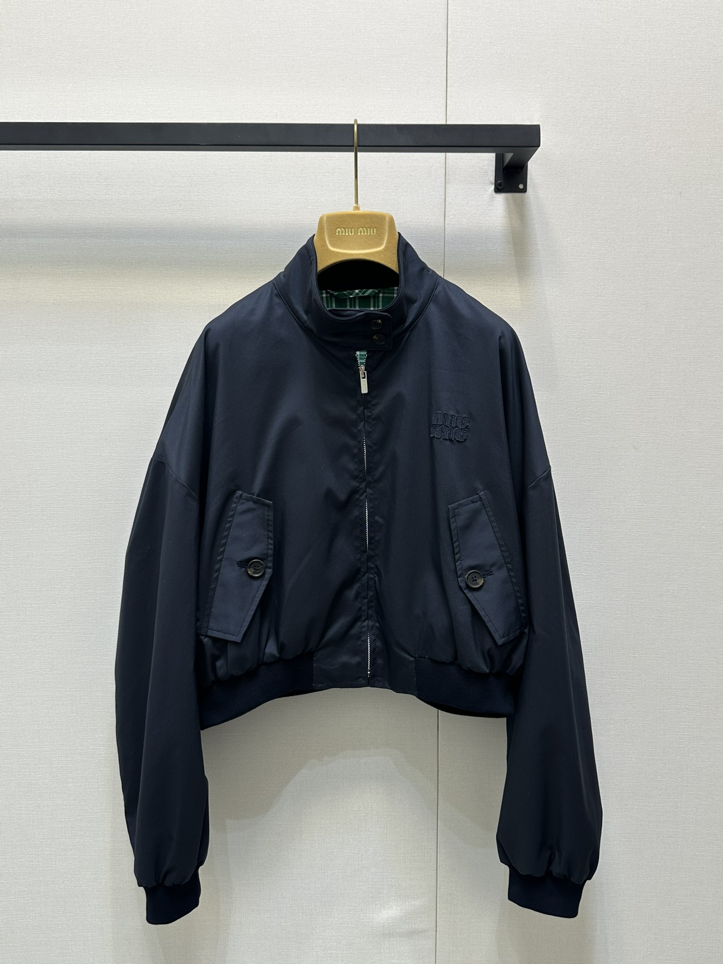 NO:423373,Mium*u 25 new style patch logo short bread jacket. Original development high-end production!  Use plaid fabric lining to contrast color matching, more prominent visual, casual short style, age-reducing versatile, super good-looking, classic style matching, chest logo letter decoration, easy to concave shape, YB hardware accessories, details are very important, spot SML large-scale real shot,,miumiu, jackets & coats,alexander wang19860909Mium*u 25新款 贴布徽标短款面包外套.原版开发 高版出品！采用格子布里衬撞色搭配 视觉更突出 休闲小短款减龄百搭 超级好看 经典款版型搭配 胸前logo字母装饰 轻松凹造型 YB五金配件 细节就很加分 现货 SML大货实拍,,miumiu,jackets & coats,alexander wang,Women's clothing