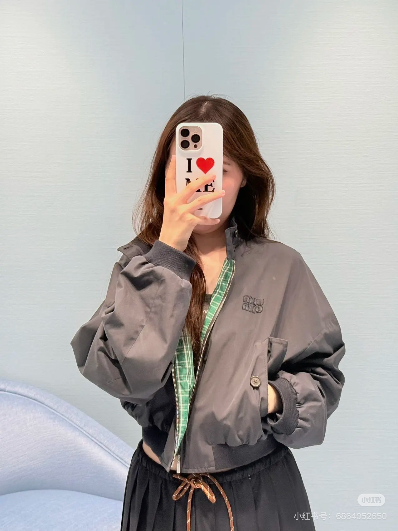 NO:423382,Mium*u 25 new style patch logo short bread jacket. Original development high-end production!  Contrast color matching with plaided fabric lining, more prominent visual appearance, casual short style, age-reducing, super good-looking, classic style matching, chest logo letter decoration, easy to concave shape YB hardware accessories, details are very important SML,,miumiu, jackets & coats,alexander wang19860909Mium*u 25新款 贴布徽标短款面包外套.原版开发 高版出品！采用格子布里衬撞色搭配 视觉更突出 休闲小短款减龄百搭 超级好看 经典款版型搭配 胸前logo字母装饰 轻松凹造型 YB五金配件 细节就很加分 现货 SML,,miumiu,jackets & coats,alexander wang,Women's clothing