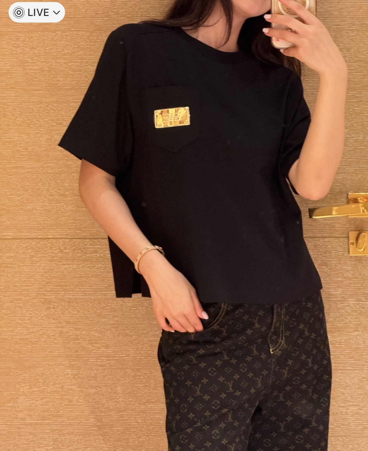 NO:421803,25new denim patch iron sheet pocket round neck short sleeves difference between old-fashioned denim pocket style MONOGRAM design is really clever and changeable. Exclusively customized imported yb cotton material, customized soft and comfortable cotton knit, classic, fashionable and high-end!  The style is not picky about others and looks slim!  1:1 super style for spring and summer wear items. The latest items for summer. Accept the exclusive high-end version. SML, T-shirt, alexander wang1986090925new牛仔贴布铁片口袋圆领短袖区别老花牛仔口袋款式MONOGRAM设计真的是灵巧多变 独家定制进口yb棉材质,定制柔软舒适的棉质针织,经典时髦又高级！版型不挑人上身巨显瘦！春夏实穿的单品1:1超赞版型 夏季最新单品 认准独家高版本 现货 SML,,T-shirt,alexander wang,Women's clothing