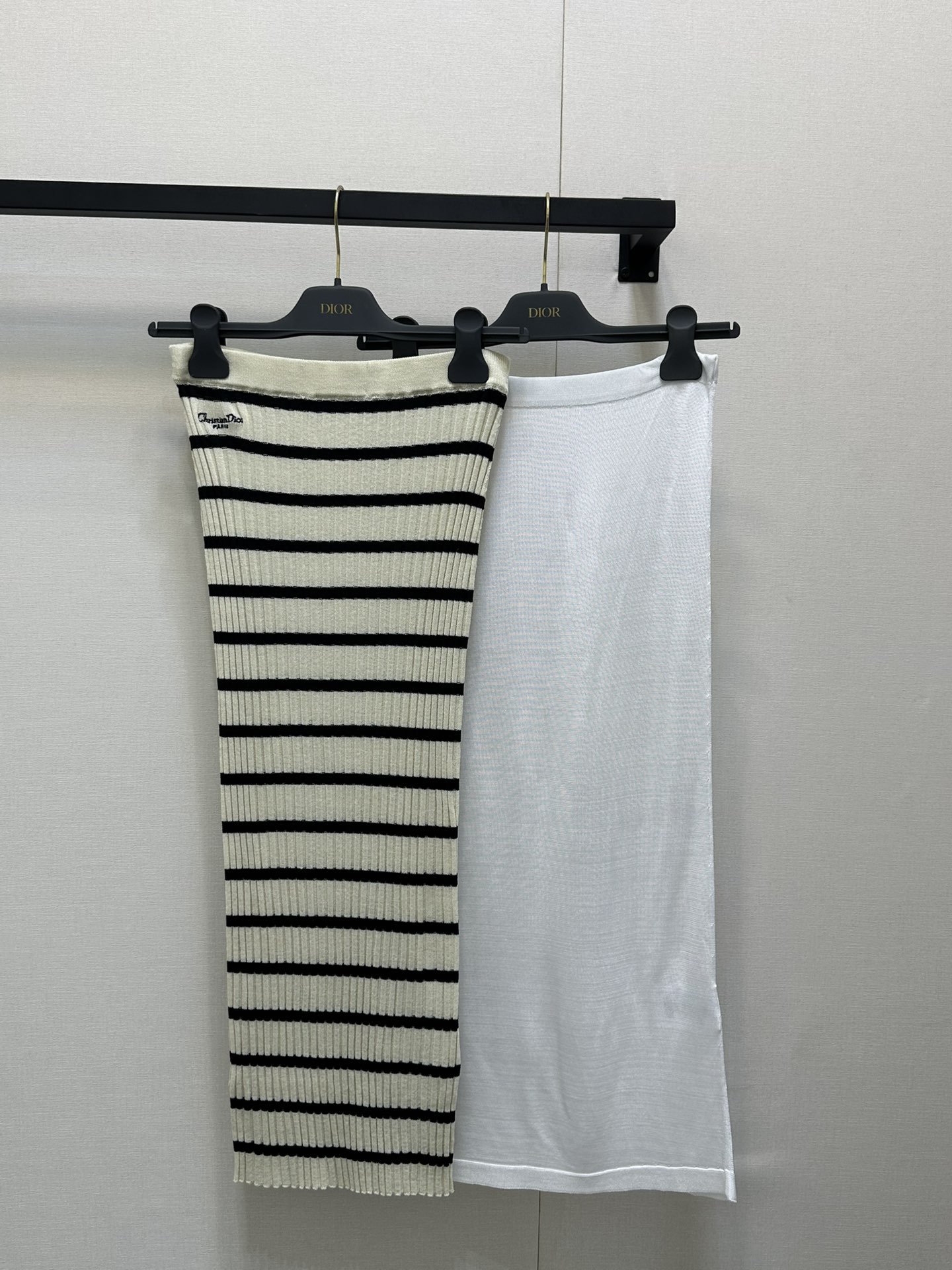 NO:436926,*25new striped letters linen silk cotton knitted skirt. Original development High-end production!  The upper body is invincible and looks slimming!  Classic striped elements. Extra elasticity, and the style and design are all good!  Custom imported YB silk cotton and linen material, waist brand logo print with striped color block design, high-end and textured!  The casual matching is a relaxed and comfortable style, 1:1 super style, the latest summer items, spot SML large-scale real shots, skirts, alexander wang19860909*25new条纹字母亚麻丝棉针织半裙.原版开发 高版出品！上身无敌显瘦！经典条纹元素.弹力超大,款式 版型设计的都好！定制进口yb丝棉麻材质,腰间品牌logo印花搭配条纹拼色设计,高级有质感！随意搭配都是轻松自在的风格,1:1超赞版型 夏季最新单品 现货 SML大货实拍,,skirts,alexander wang,Women's clothing