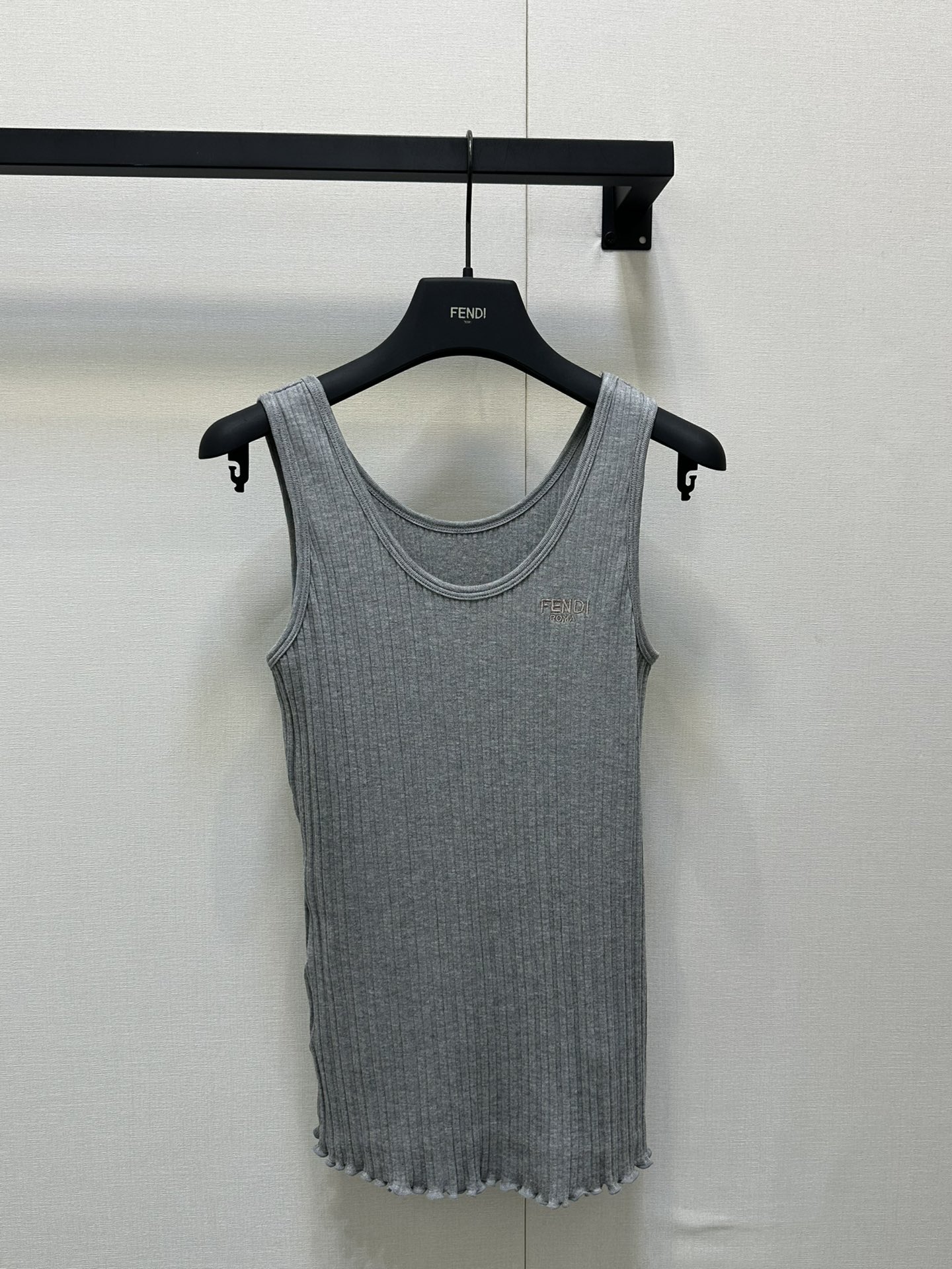 NO:420314,Fend* 25Ss early spring new model knitted vest. Original developed by home high-end products!  18-pin imported pure cotton yarn!  The pit strip design is slim and the upper body looks huge and slim!  The dense craftsmanship and temperament are young and girlish, and the sweet atmosphere is age-reducing. The upper body is so beautiful!  Spot SML big-ticket real shot, fendi, alexander wang19860909Fend* 25Ss早春新款 针织背心.原版开发 家高版出品！18针进口纯棉纱线！坑条设计修身版型上身巨显瘦！密边工艺气质少女风减龄甜美气息.上身美的不要不要的！现货 SML大货实拍,,fendi,alexander wang,Women's clothing