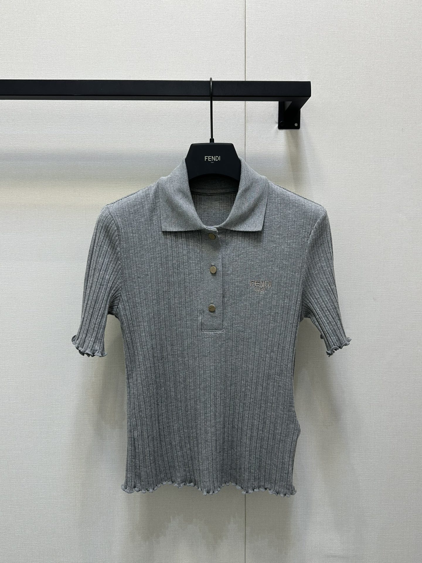 NO:420326,Fend* 25Ss early spring new style, fashionable top-school student age-reducing polo collar knitted short-sleeved sweater. Original development!  High-end production!  18-pin imported pure cotton yarn!  The pit strip design is slim and the upper body looks huge and slim!  The dense craftsmanship and temperament are young and girlish, and the sweet atmosphere is age-reducing. The upper body is so beautiful!  Spot SML large-scale real shots, fendi, sweaters, T-shirt, alexander wang19860909Fend* 25Ss早春新款 时髦尖子生减龄polo领针织短袖毛衣.原版开发！高版出品！18针进口纯棉纱线！坑条设计修身版型上身巨显瘦！密边工艺气质少女风减龄甜美气息.上身美的不要不要的！现货SML大货实拍,,fendi,sweaters,T-shirt,alexander wang,Women's clothing