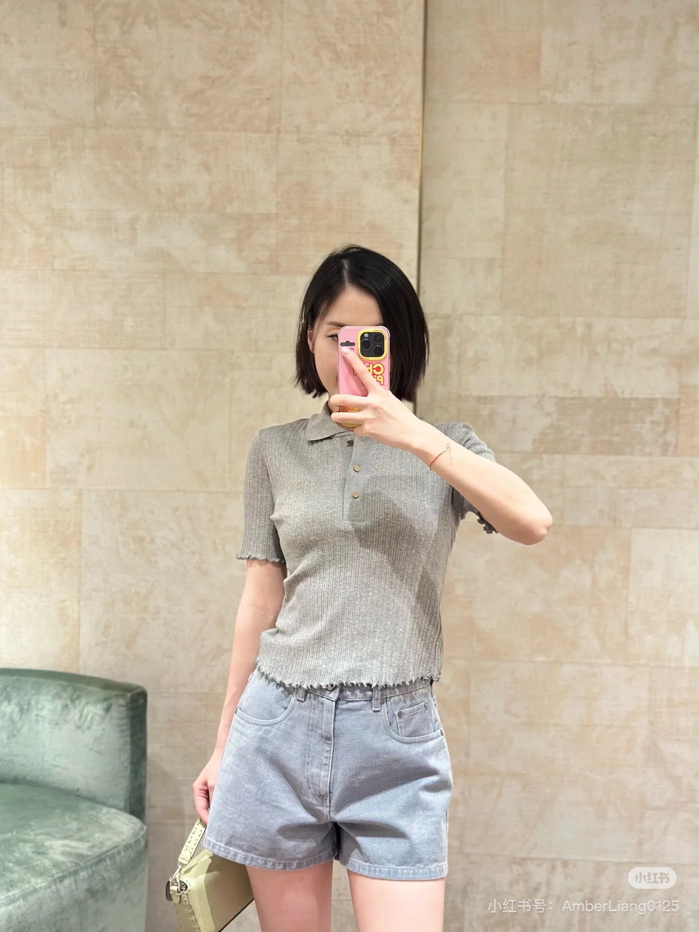 NO:420336,Fend* 25Ss early spring new style, fashionable top-school student age-reducing polo collar knitted short-sleeved sweater. Original development!  High-end production!  18-pin imported pure cotton yarn!  The pit strip design is slim and the upper body looks huge and slim!  The dense craftsmanship and temperament are young and girlish, and the sweet atmosphere is age-reducing. The upper body is so beautiful!  Spot SML, fendi, sweaters, T-shirt, alexander wang19860909Fend* 25Ss早春新款 时髦尖子生减龄polo领针织短袖毛衣.原版开发！高版出品！18针进口纯棉纱线！坑条设计修身版型上身巨显瘦！密边工艺气质少女风减龄甜美气息.上身美的不要不要的！现货SML,,fendi,sweaters,T-shirt,alexander wang,Women's clothing