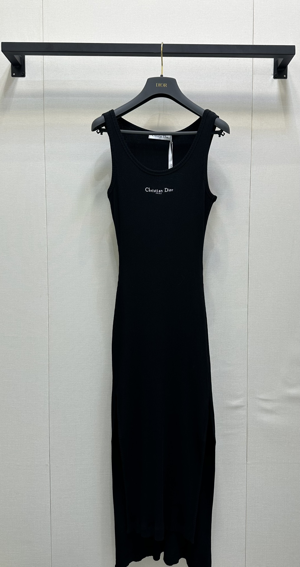 NO:420399,Dio*25Ss spring and summer new model, micro-label embroidered threaded mid-length vest dress. Original development, high-end production!  Contract the treasures and versatile items for the whole summer!  The collar edges are all seamlessly spliced ​​and integrated molding, and the workmanship quality depends on the details!  Differentiate the market version!  The waist-hugging style design, three-dimensional cutting, and the upper body effect is amazing!  Customized thread edge collection smoothly, 2 colors SML large-scale real shots, dior, skirts, alexander wang19860909Dio*25Ss春夏新款 微标刺绣螺纹中长款背心连衣裙.原版开发 高版出品！承包一整个夏天的宝藏百搭单品！领边皆采用无缝拼接一体成型工艺,做工品质看细节！区别市场版本！收腰版型设计,立体裁剪,上身效果绝绝子！定制螺纹收边平整流畅,2色 现货 SML大货实拍,,dior,skirts,alexander wang,Women's clothing