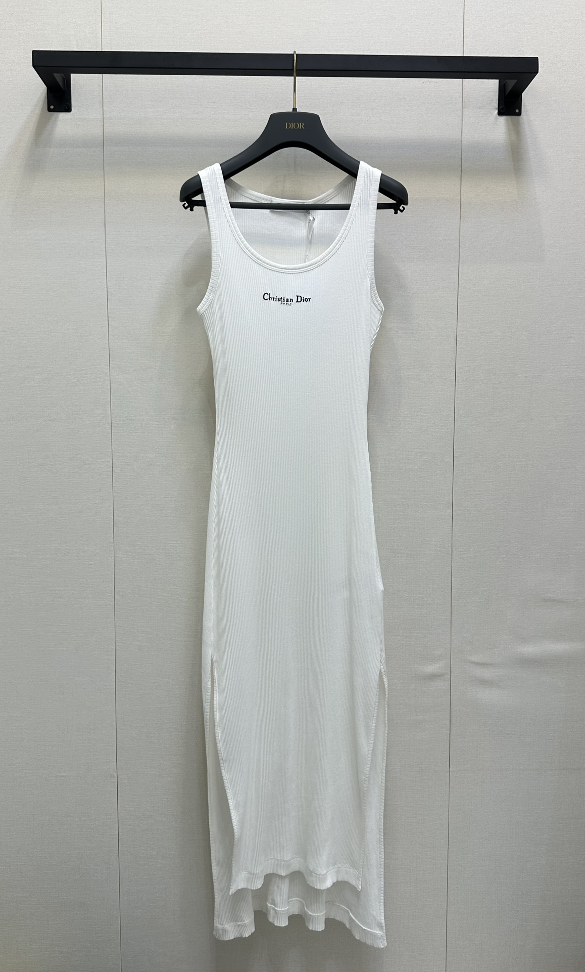 NO:420420,Dio*25Ss spring and summer new model, micro-label embroidered threaded mid-length vest dress. Original development, high-end production!  Contract the treasures and versatile items for the whole summer!  The collar edges are all seamlessly spliced ​​and integrated molding, and the workmanship quality depends on the details!  Differentiate the market version!  The waist-hugging style design, three-dimensional cutting, and the upper body effect is amazing!  Customized thread edge collection smoothly, 2 colors SML large-scale real shots, dior, skirts, alexander wang19860909Dio*25Ss春夏新款 微标刺绣螺纹中长款背心连衣裙.原版开发 高版出品！承包一整个夏天的宝藏百搭单品！领边皆采用无缝拼接一体成型工艺,做工品质看细节！区别市场版本！收腰版型设计,立体裁剪,上身效果绝绝子！定制螺纹收边平整流畅,2色 现货 SML大货实拍,,dior,skirts,alexander wang,Women's clothing