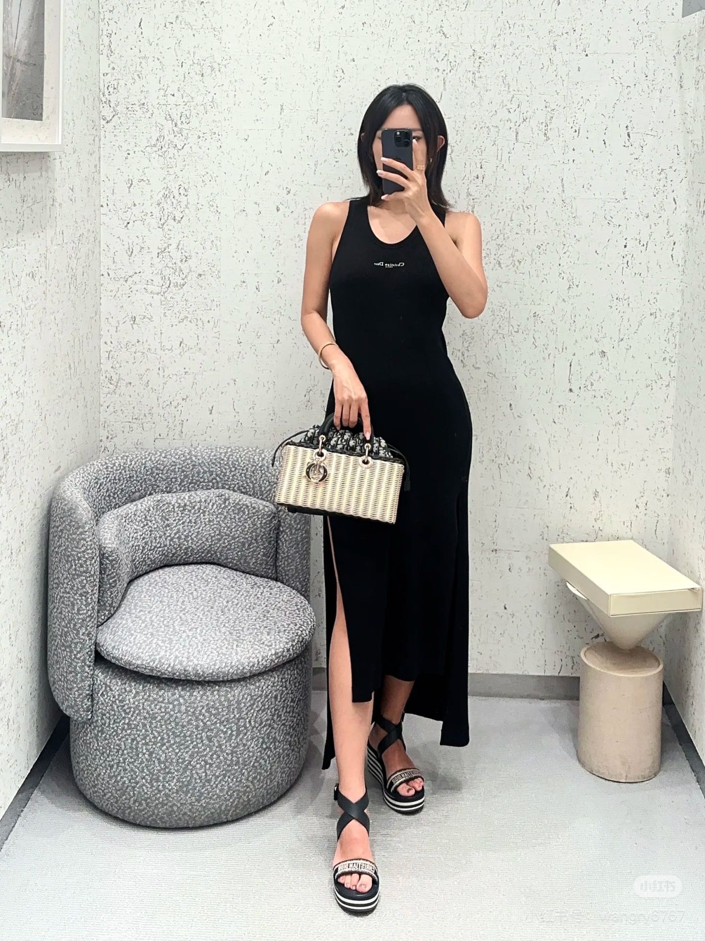 NO:420409,Dio*25Ss spring and summer new model, micro-label embroidered threaded mid-length vest dress. Original development, high-end production!  Contract the treasures and versatile items for the whole summer!  The collar edges are all seamlessly spliced ​​and integrated molding, and the workmanship quality depends on the details!  Differentiate the market version!  The waist-hugging style design, three-dimensional cutting, and the upper body effect is amazing!  Custom thread edge collection smoothly, 2 colors SML, dior, skirts, alexander wang19860909Dio*25Ss春夏新款 微标刺绣螺纹中长款背心连衣裙.原版开发 高版出品！承包一整个夏天的宝藏百搭单品！领边皆采用无缝拼接一体成型工艺,做工品质看细节！区别市场版本！收腰版型设计,立体裁剪,上身效果绝绝子！定制螺纹收边平整流畅,2色 现货 SML,,dior,skirts,alexander wang,Women's clothing