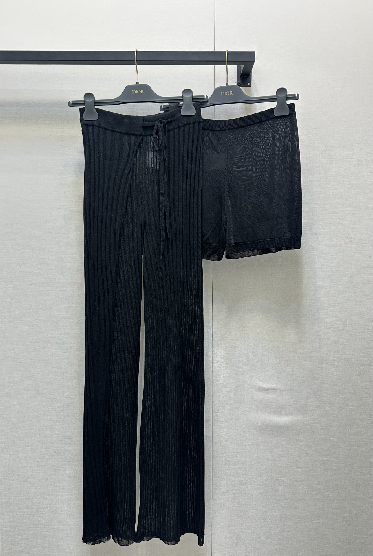 NO:436928,Dior25Ss early spring new style, two-piece set of knitted hollow trousers. The pants are irregularly designed and the upper body is super smooth. Original development, high-end production!  The upper body is a veritable leg essence and fashionable. It is almost unstoppable and beautiful in terms of style design or small details. It is very inclusive and not picky about people wearing [Wangchai] Pants with both appearance and comfort!  Spot SML large-scale real-time photos, dior, alexander wang19860909Dior25Ss早春新款 两件套针织镂空长裤.裤子不规则设计 上身超顺滑.原版开发 高版出品！上身就是名副其实的腿精百搭又时髦 几乎不挑搭配裤子无论是版型设计还是小细节上都无敌好看直筒版型 包容性好不挑人穿[旺柴] 颜值与舒适度都在线的裤子！现货 SML大货实拍,,dior,alexander wang,Women's clothing