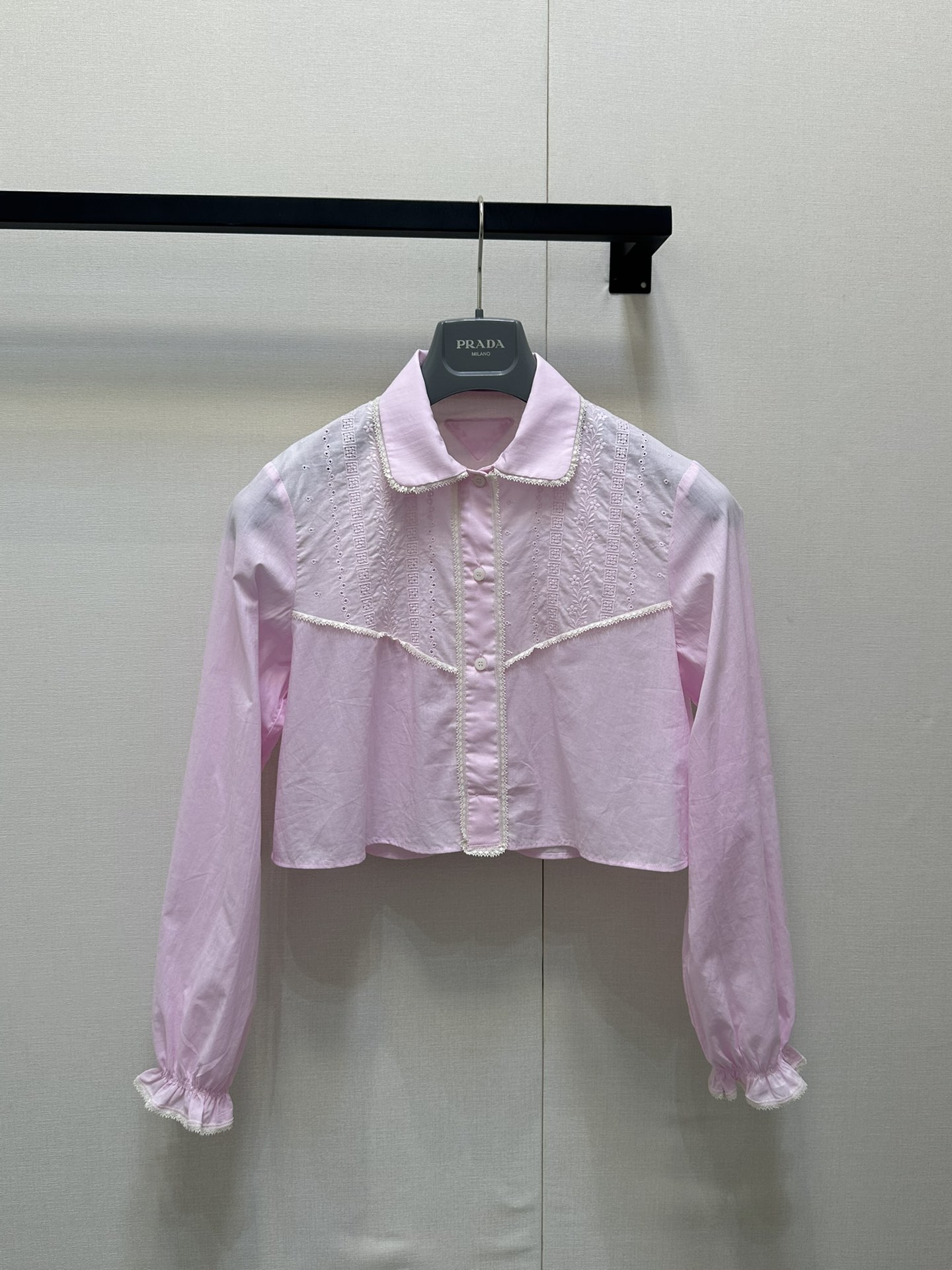 NO:420345,Prad* 25Ss Spring and Summer New Pink Hollow Hook Short Long Sleeve Shirt. Original Developed!  High-end production!  The pink short shirt is paired with a classic lapel, the puff sleeves hide the flesh and make the playful look, and the short hollow design raises the waistline. The classic brand triangle decorative shirt behind it is simple, it will not be monotonous, and it is simply a versatile item!  SML large-scale real shots, prada,shirts,alexander wang19860909Prad* 25Ss春夏新款 粉色镂空钩花短款长袖衬衫.原版开发！高版出品！粉色短衬衫配经典翻领,泡泡袖藏肉显俏皮,短款镂空设计拉高腰线.背后经典品牌三角标装饰衬衫即便简单也不会单调,简直百搭单品！上身满满的高级感现货 SML大货实拍,,prada,shirts,alexander wang,Women's clothing