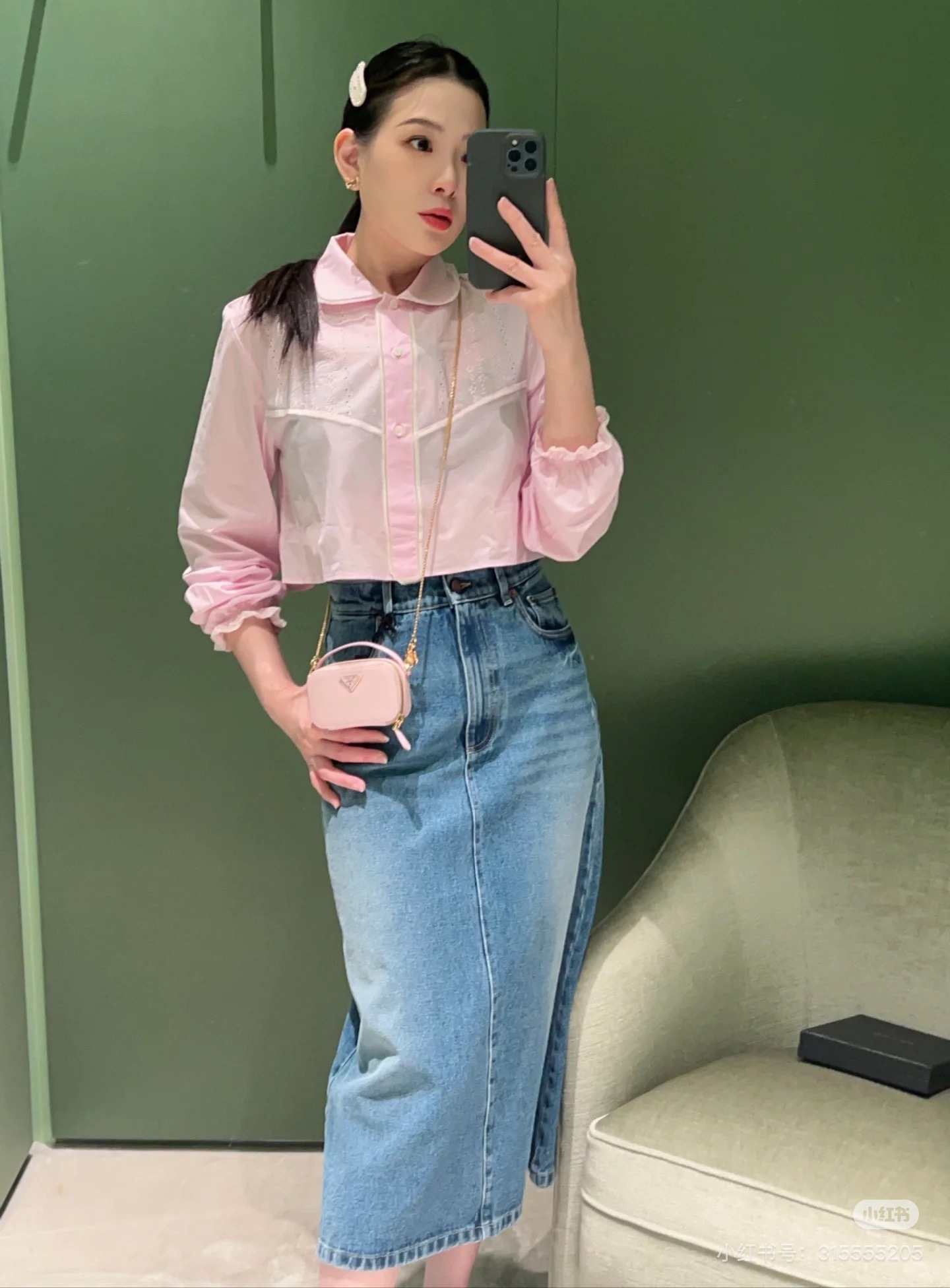 NO:420354,Prad* 25Ss Spring and Summer New Pink Hollow Hook Short Long Sleeve Shirt. Original Developed!  High-end production!  The pink short shirt is paired with a classic lapel, the puff sleeves hide the flesh and make the playful look, and the short hollow design raises the waistline. The classic brand triangle decorative shirt behind it is simple, it will not be monotonous, and it is simply a versatile item!  SML, prada,shirts,alexander wang19860909Prad* 25Ss春夏新款 粉色镂空钩花短款长袖衬衫.原版开发！高版出品！粉色短衬衫配经典翻领,泡泡袖藏肉显俏皮,短款镂空设计拉高腰线.背后经典品牌三角标装饰衬衫即便简单也不会单调,简直百搭单品！上身满满的高级感现货 SML,,prada,shirts,alexander wang,Women's clothing