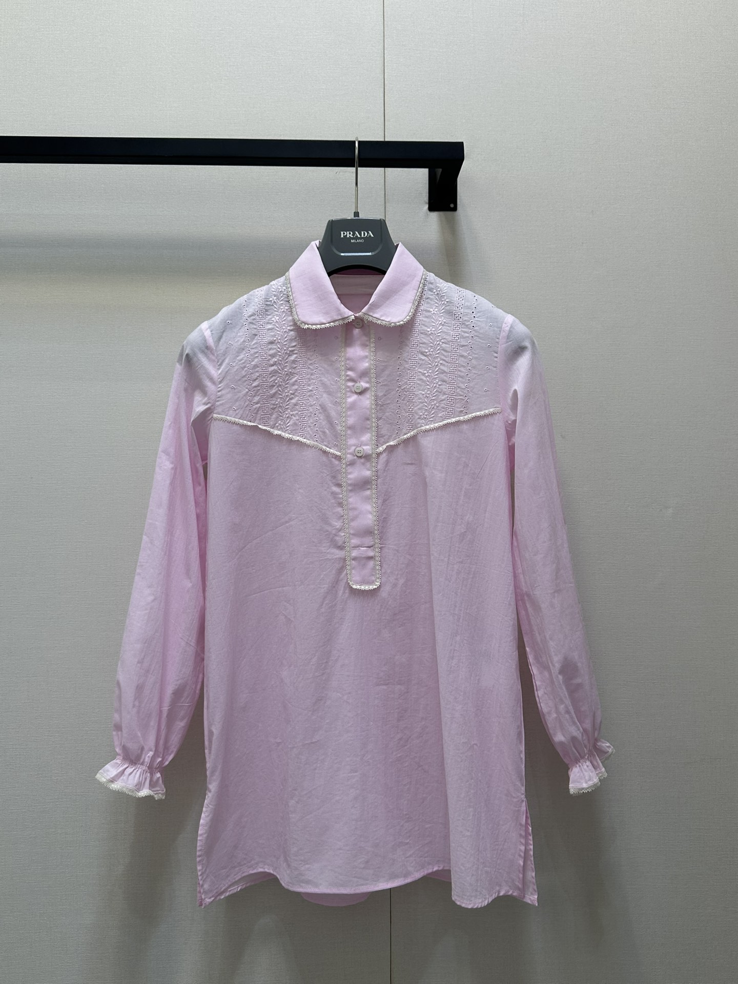 NO:420359,Prad* 25Ss Spring and Summer New Pink Hollow Hooked Long Sleeve Shirt. Original Developed!  High-end production!  Pink shirt with classic lapels, puff sleeves hide flesh to make you playful, long hollow design when you wear a shirt skirt. The classic brand triangle decorative shirt behind it is simple, it will not be monotonous, and it is simply a versatile item!  SML large-scale real shots, prada, skirts, shirts, alexander wang19860909Prad* 25Ss春夏新款 粉色镂空钩花长款长袖衬衫.原版开发！高版出品！粉色衬衫配经典翻领,泡泡袖藏肉显俏皮,长款镂空设计 当衬衫裙穿都 背后经典品牌三角标装饰衬衫即便简单也不会单调,简直百搭单品！上身满满的高级感现货 SML大货实拍,,prada,skirts,shirts,alexander wang,Women's clothing