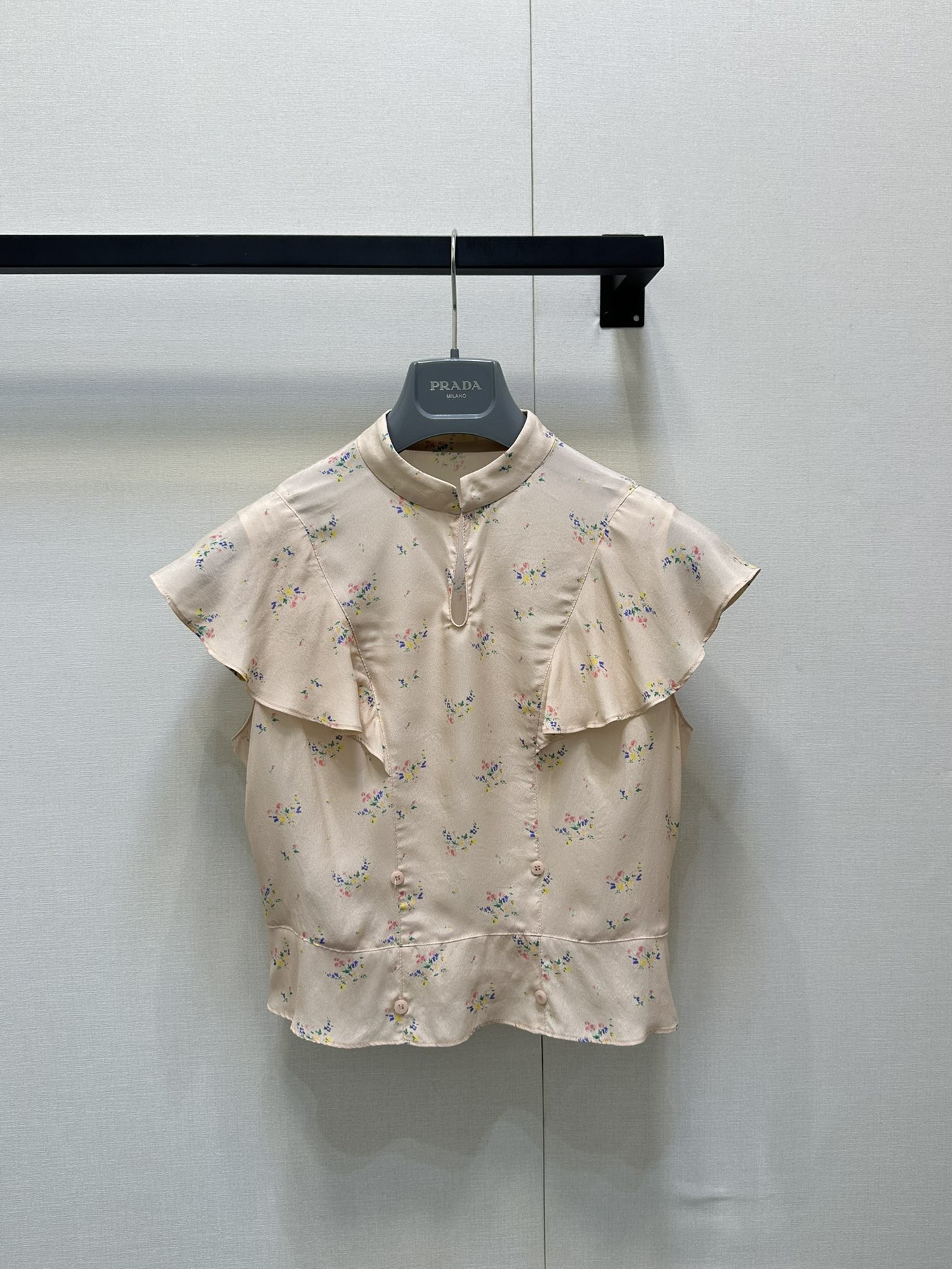 NO:420375,*25new pink washed mulberry silk screen printed vest in summer soft printed colors, lotus leaf collar vest style, gentle and elegant upper body ~ Exclusive customized imported yb washed mulberry silk material, the upper body is thin, breathable and textured!  The ruffle lace design cleverly covers the arms and embellishes the lines, and the neckline buckle design switches the style at will~ Simple matching is excellent 1:1, and the latest summer items are recognized as exclusive and high-end versions. SML large-scale real shots, alexander wang19860909*25new粉色水洗桑蚕丝印花背心夏日柔美的印花色彩,荷叶领背心版型上身温柔气质十足～独家定制进口yb水洗桑蚕丝材质,上身轻薄透气有质感！荷叶花边设计巧妙地遮住手臂修饰线条,领口开合扣设计随意切换造型风格～简单搭配都超赞1:1超赞版型 夏季最新单品 认准独家高版本 现货 SML大货实拍,,alexander wang,Women's clothing