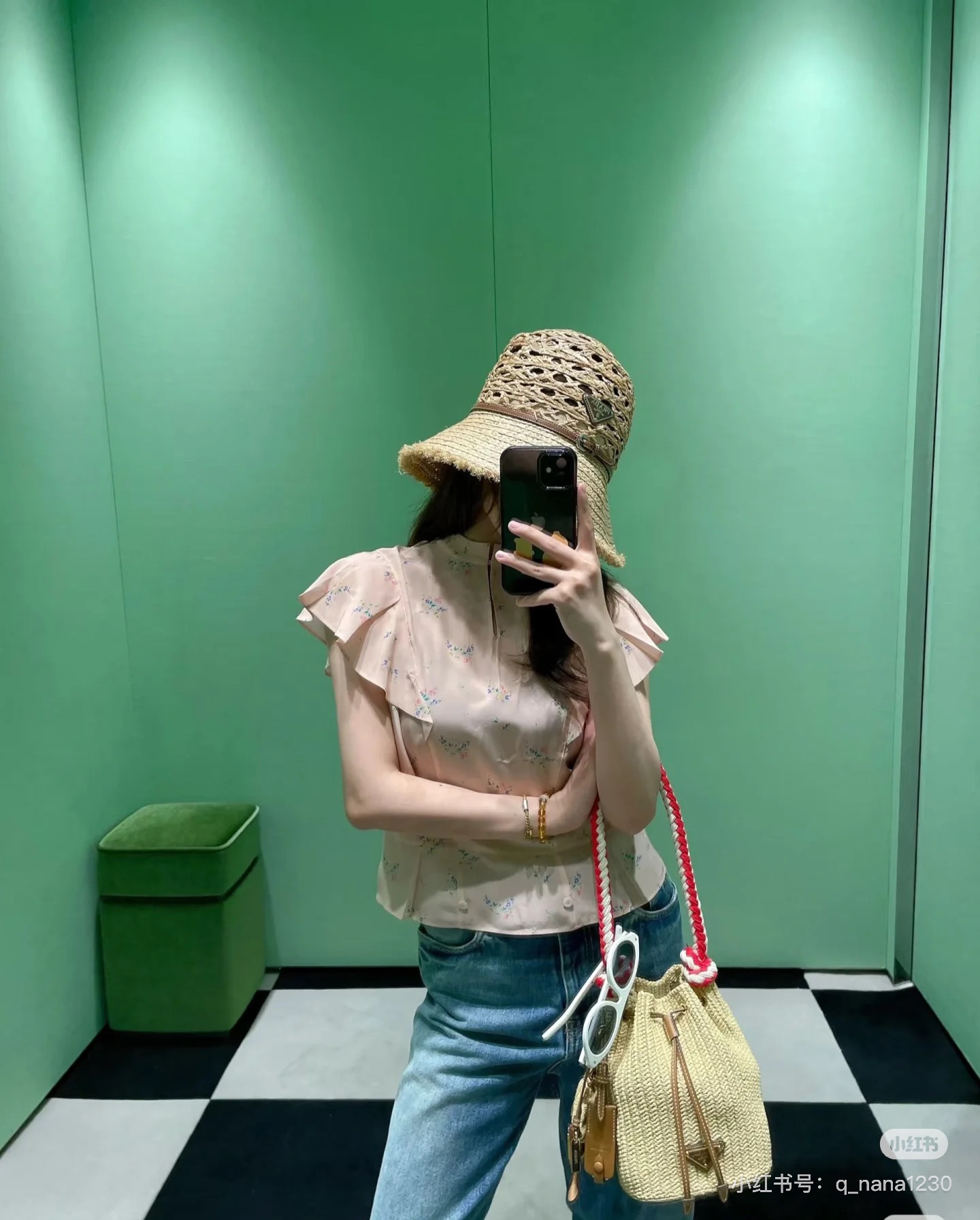 NO:420382,*25new pink washed mulberry silk screen printed vest in summer soft printed colors, lotus leaf collar vest style, gentle and elegant upper body ~ Exclusive customized imported yb washed mulberry silk material, the upper body is thin, breathable and textured!  The ruffle lace design cleverly covers the arms and embellishes the lines, and the neckline buckle design switches the style at will~ Simple matching is excellent 1:1, and the latest summer items are recognized as exclusive and high-end versions. SML, alexander wang19860909*25new粉色水洗桑蚕丝印花背心夏日柔美的印花色彩,荷叶领背心版型上身温柔气质十足～独家定制进口yb水洗桑蚕丝材质,上身轻薄透气有质感！荷叶花边设计巧妙地遮住手臂修饰线条,领口开合扣设计随意切换造型风格～简单搭配都超赞1:1超赞版型 夏季最新单品 认准独家高版本 现货 SML,,alexander wang,Women's clothing