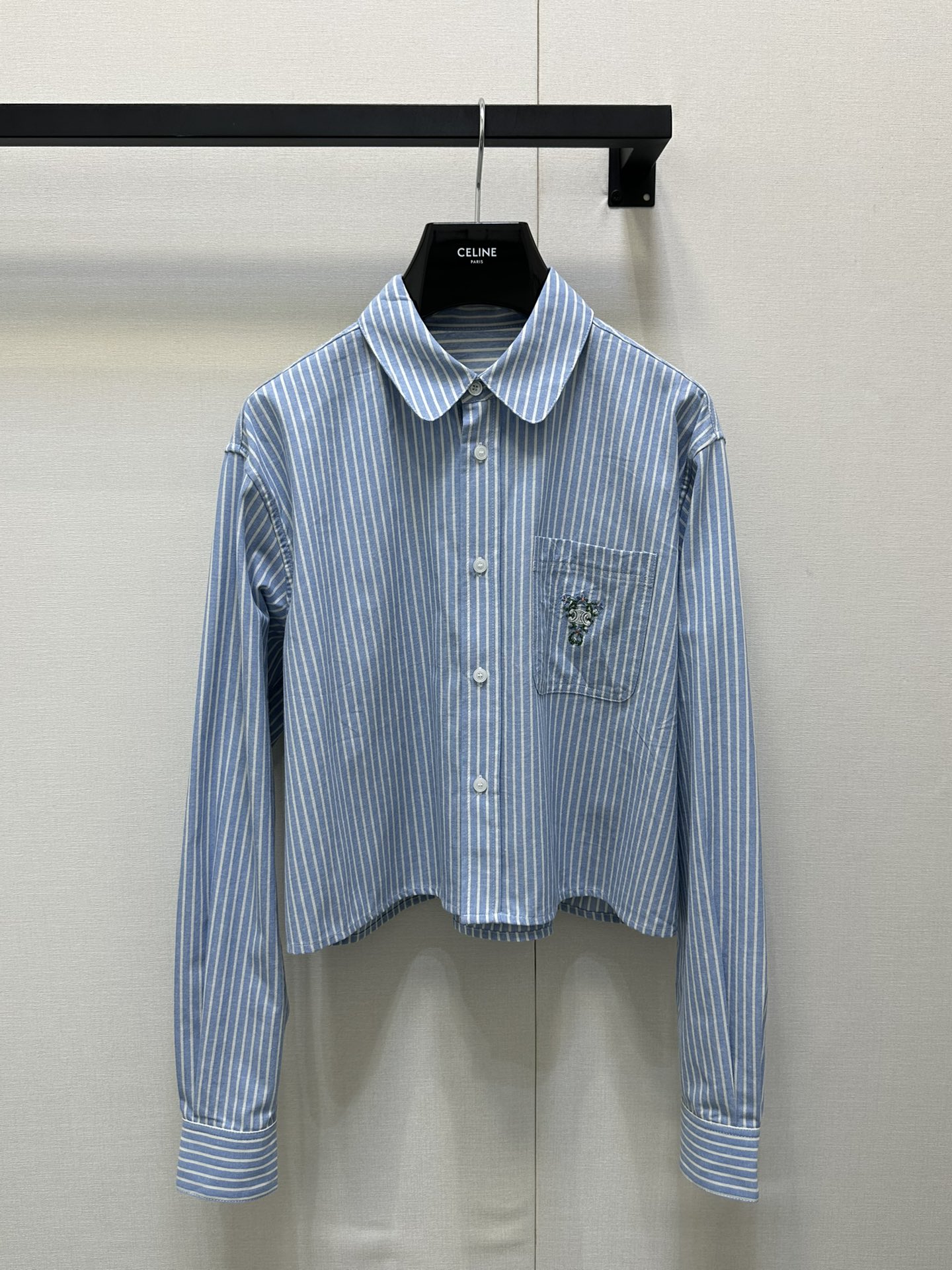NO:420439,Celine25 lapel embroidered striped shirt. Original development High-end production. Lapel embroidered striped shirt Customized YB twill cotton craftsmanship is comfortable and crisp Short long-sleeved shirt is cut and easy to create good proportions. The whole body vertical stripes are decorated with simple and fashionable chest pocket sewn Arc decorative Arc de Triomphe logo with vine plant elements lighting design. Easy to show high-quality college style and present youthful spot SML large-scale real shots, celine,shirts,alexander wang19860909Celine25翻领刺绣条纹衬衫.原版开发 高版出品.翻领刺绣条纹衬衫 定制YB斜纹全棉材质工艺处理舒适挺括 短款长袖衬衫裁剪轻松打造好比例 通体竖条纹装饰简约时尚胸前口袋缝制凯旋门徽标配合藤蔓植物元素点亮设计 轻松彰显高质感学院风范格调 呈现青春 现货 SML大货实拍,,celine,shirts,alexander wang,Women's clothing