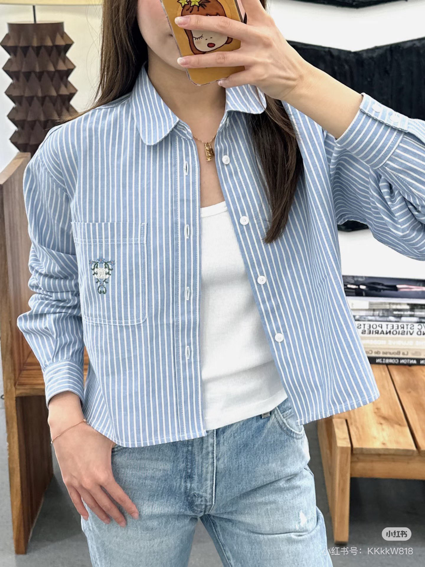 NO:420302,Celine25 lapel embroidered striped shirt. Original development High-end production. Lapel embroidered striped shirt Customized YB twill cotton craftsmanship is comfortable and crisp Short long-sleeved shirt is cut and easy to create good proportions. The whole body vertical stripes are decorated with simple and fashionable chest pocket sewn Arc decorative Arc de Triomphe logo with vine plant elements lighting design. Easy to highlight the high-quality college style and present youth SML, celine,shirts,alexander wang19860909Celine25翻领刺绣条纹衬衫.原版开发 高版出品.翻领刺绣条纹衬衫 定制YB斜纹全棉材质工艺处理舒适挺括 短款长袖衬衫裁剪轻松打造好比例 通体竖条纹装饰简约时尚胸前口袋缝制凯旋门徽标配合藤蔓植物元素点亮设计 轻松彰显高质感学院风范格调 呈现青春 现货 SML,,celine,shirts,alexander wang,Women's clothing