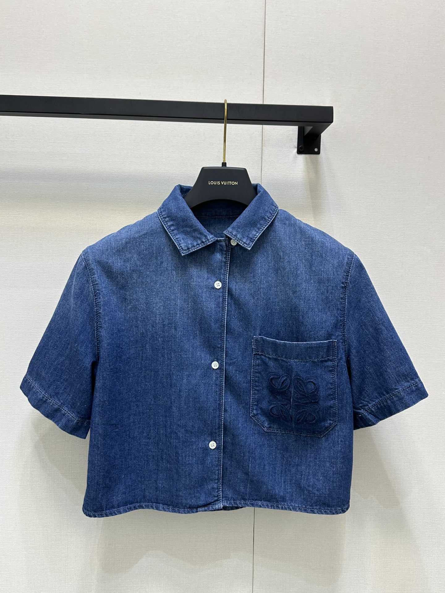 NO:420335,Loew*2025 new retro washing denim shirt Customized YB twill cotton denim material Full texture Washed old retro dark blue Denim shirt Short-sleeved top Pocket embellishment YB craft embroidery totem logo Dark embroidery more conspicuous and high-end lit details Low-key highlighting brand style Short style optimized proportion Texture more casual Simple and high-end Breathable and comfortable soft denim dressing fashionable and fashionable All seasons Can be worn alone Customized surface accessories Definite version High-end Real-life shot of large goods, Loewe, Shirts, T-shirt, alexander wang19860909Loew*2025新品复古水洗牛仔衬衫 定制YB斜纹全棉牛仔材质 质感十足 水洗做旧复古深蓝色 牛仔衬衫短袖上衣 口袋点缀YB工艺刺绣图腾徽标 深色刺绣更显眼高级点亮细节 低调彰显品牌风格 短款版型优化比例 质感更为休闲 简约高级 透气舒适软牛仔 穿搭时髦洋气 四季皆可穿搭 单穿叠穿都 定制面辅料 认准版本 高版本 大货实拍,,loewe,shirts,T-shirt,alexander wang,Women's clothing