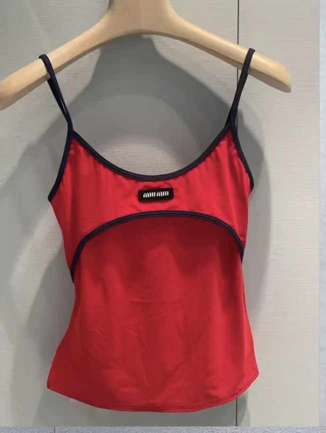 NO:420402,Miumi*2025 new thin-shoulder suspender vest, customized YB imported cotton woven, comfortable texture, elastic slim fit, smooth cut, simple and atmospheric style, vase color fabric, neckline and chest are outlined with white contour lines, echoing letter logo, rich design levels, highlighting brand style, making the simple and elegant elements more low-key and luxurious. Stretch fabric easily outlines the waist, wears good proportions, and shows more advanced texture. A suspender vest suitable for vacation and can surpass different occasions. Playful and fashionable!  Red/Blue SML, miumiu, alexander wang19860909Miumi*2025新品细肩吊带背心 定制YB进口棉纶织造 质感舒适 弹力修身 裁剪垂顺流畅 细肩吊带背心版型 裁剪简约大气 通体素色面料 领口与胸前以白色轮廓线包边勾勒 呼应字母徽标 丰富设计层次 突出品牌格调 让素雅元素更显低调奢华 弹力面料轻松勾勒腰身 穿出好比例 更显高级质感 一款适合度假也可凌驾不同场合吊带背心 俏皮洋气 ！红/蓝 SML,,miumiu,alexander wang,Women's clothing
