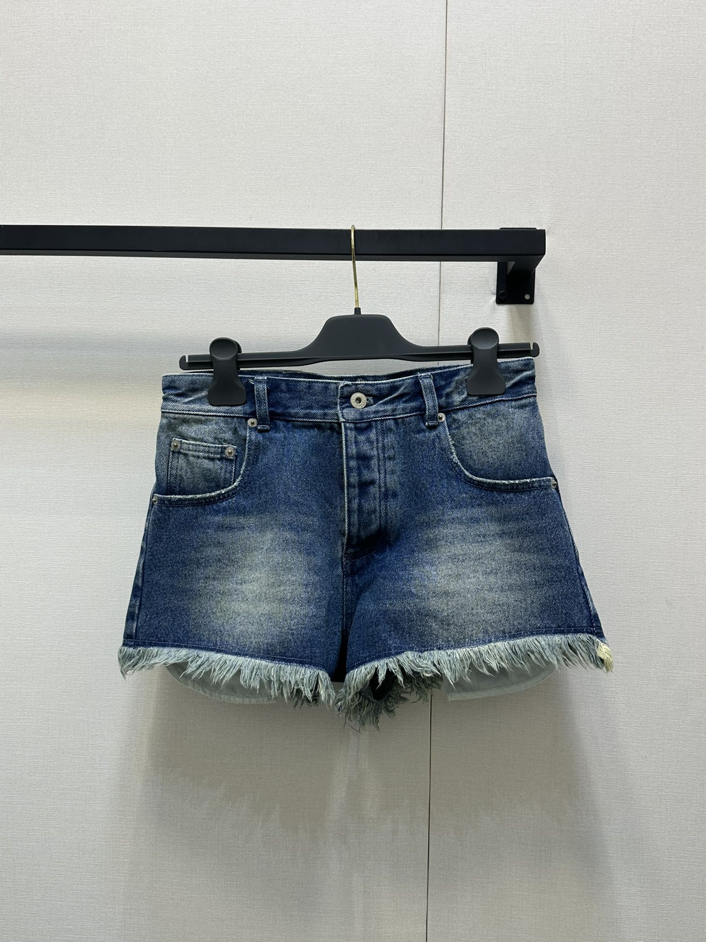 NO:421749,Loew* 25Ss Spring and Summer New Style Retro Fur-edged Washed Duckling Shorts. Original Development High-Premium Production!  Heavy industry three-dimensional toothbrush embroidered logo pocket, imported denim has a strong skin-skinned active water washing process and excellent upper body effect!  The classic high-waisted style is not picky and versatile and fashionable!  Mom gave birth to long legs!  Highly recommended single products for temperament, spot SML large-scale real shots, loewe, shorts, alexander wang19860909Loew* 25Ss春夏新款 复古毛边洗水牛仔短裤.原版开发 高版出品！重工立体牙刷绣logo口袋,进口牛仔筋骨感十足活性洗水工艺上身效果超赞！经典高腰版型不挑人百搭又时髦！妈生大长腿！强烈推荐气质单品 现货 SML大货实拍,,loewe,shorts,alexander wang,Women's clothing