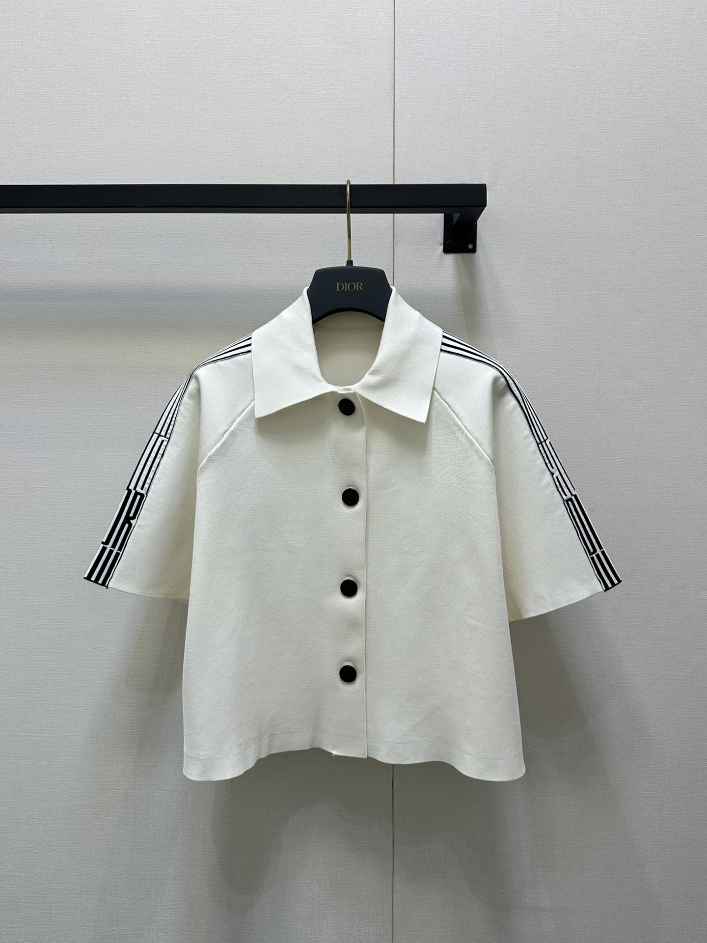 NO:421802,Dio* short-sleeved jacket. Original development of custom webbing with black and white custom webbing. High-version product. Voxel color is versatile and durable rotator sleeves. The collision of the webbing and the white background makes the visual effect richer. The design of the upper and lower suit echoes the elegant style and is also very good. The must-have outfit for daily commuting and dates in the wardrobe, allowing elegance and calmness to continue the real shot of large goods. Dior, jackets & coats, T-shirt, alexander wang19860909Dio*短袖外套.黑白相间定制织带原版开发 高版出品 通体素色百搭耐看肩袖黑色字母徽标织带与白底色相碰撞让视觉效果更丰富 上下套装设计呼应尽显优雅风范分开搭配也很赞 衣橱日常通勤约会必备穿搭让优雅从容延续大货实拍,,dior,jackets & coats,T-shirt,alexander wang,Women's clothing