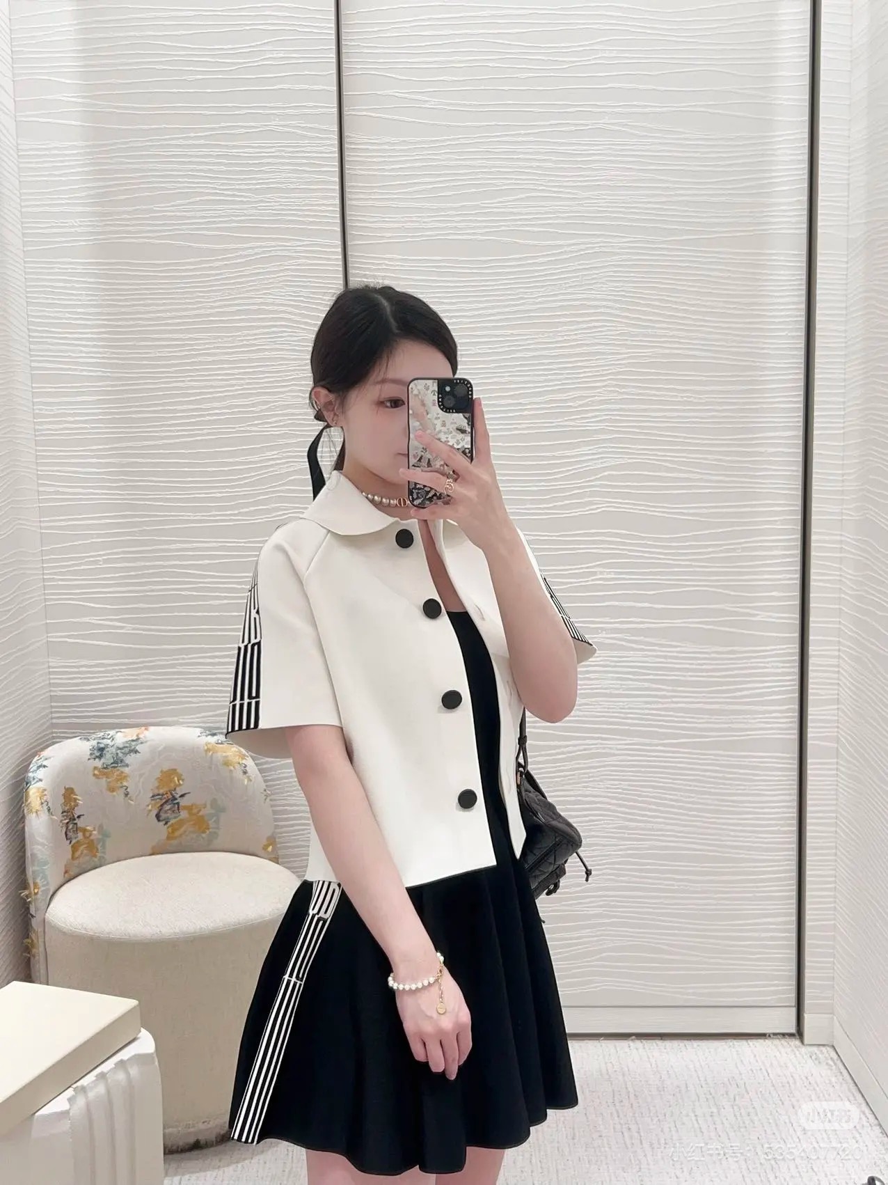 NO:421811,P, Dio* short-sleeved jacket. Original development of black and white custom webbing. High-version products. Voxel color versatile and durable rotator sleeves. The collision of the webbing and the white background makes the visual effect richer. The design of the upper and lower suit echoes the elegant style and is also very good. The must-have outfit for daily commuting and dates in the wardrobe allows elegance to continue calmly. Dior, jackets & coats, T-shirt, alexander wang19860909P,Dio*短袖外套.黑白相间定制织带原版开发 高版出品 通体素色百搭耐看肩袖黑色字母徽标织带与白底色相碰撞让视觉效果更丰富 上下套装设计呼应尽显优雅风范分开搭配也很赞 衣橱日常通勤约会必备穿搭让优雅从容延续,,dior,jackets & coats,T-shirt,alexander wang,Women's clothing