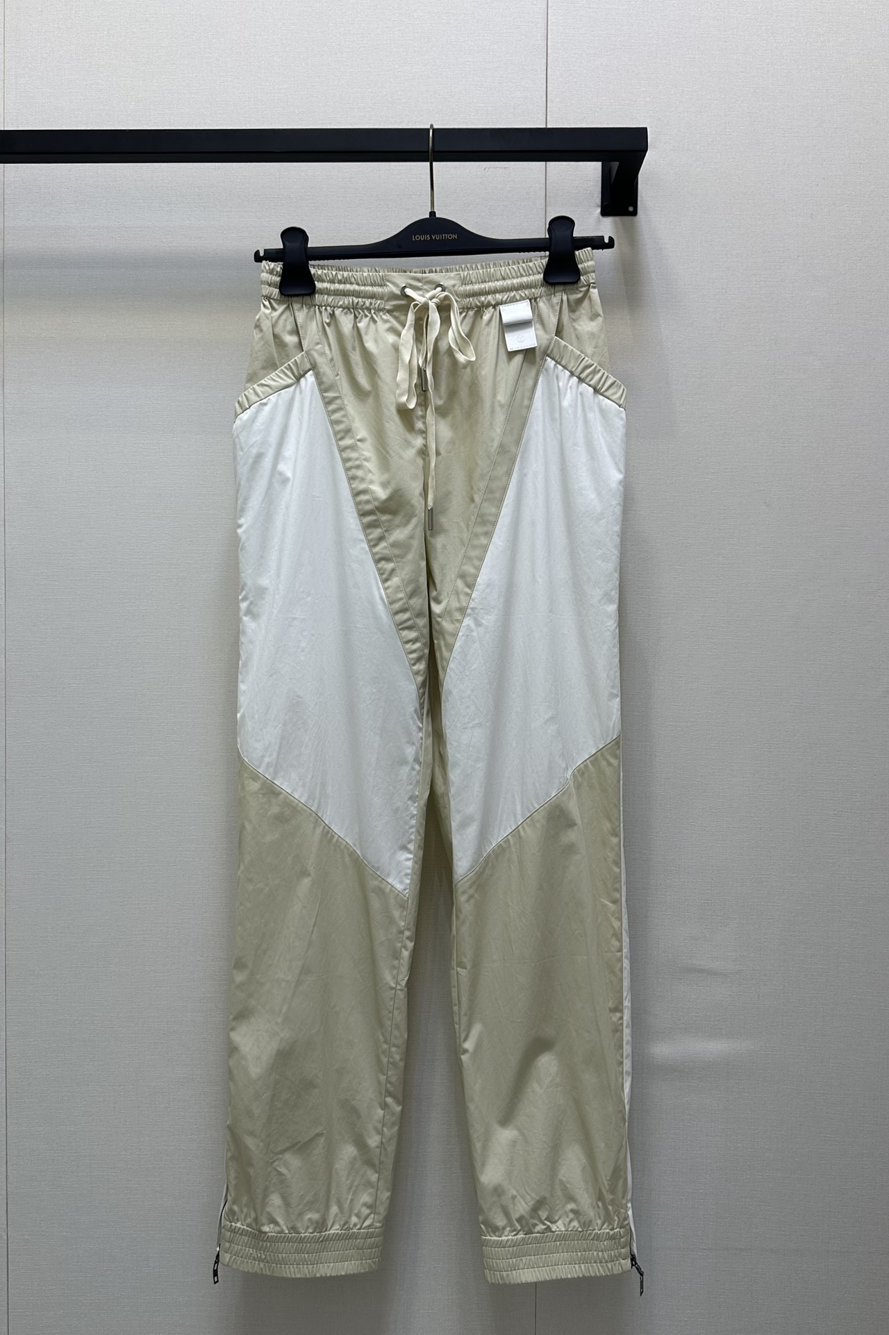 NO:421812,(Trousers) Louis Vuutto*2025 new drawstring sunscreen jacket trousers set Customized YB environmentally friendly recycled nylon material Comfortable and easy to wear Clever and stylish Lapel drawstring sunscreen jacket trousers set The chest is zippered with letter buckle drawstrings, which makes it more advanced. Combined with hem threaded edging style and single-side belt decoration, add casual and fashionable feeling of work clothes, and richer visual effects. Match with trousers in the same series Khaki white collides with each other Art distribution color blocks More ways to wear trousers legs zipper slits show fashionable and trendy positioning Complete set of upper body, fashionable and fashionable. Determine the version High-end production SML large-scale real shots,,louis vuitton,jackets & coats,alexander wang19860909（长裤） Louis Vuutto*2025新品抽绳防晒外套长裤套装 定制YB环保再生尼龙材质 舒适好穿 挺括有型 翻领抽绳防晒外套长裤套装 胸前采用拉链开襟搭配字母扣抽绳 更显高级 配合下摆螺纹包边样式和单侧皮带装饰 增添工装休闲时尚感 视觉效果更显丰富 搭配同系列长裤 卡其白色互相碰撞 艺术分布色块 裤腿拉链开衩更多穿搭方式 彰显时髦潮流定位 成套上身 时髦洋气.认准版本 高版出品 SML大货实拍,,louis vuitton,jackets & coats,alexander wang,Women's clothing