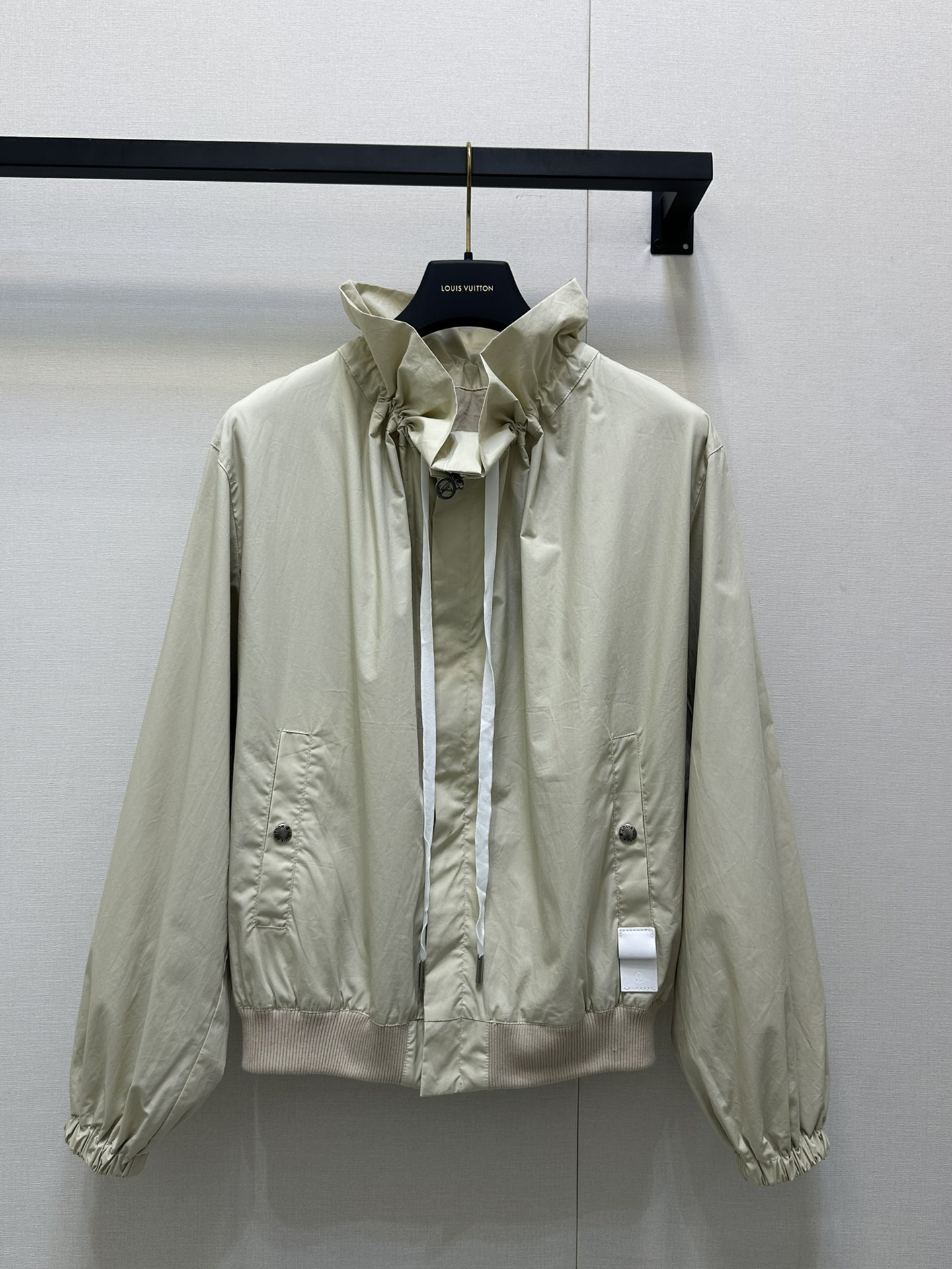 NO:421834,(Coat) Louis Vuutto*2025 new drawstring sunscreen jacket trousers set Customized YB environmentally friendly recycled nylon material Comfortable and easy to wear Clever and stylish Lapel drawstring sunscreen jacket trousers set The chest is made of zippered plackets and letter buckle drawstrings, which makes it more advanced. Combined with hem threaded edging style and single-side belt decoration, add casual and fashionable feeling of work clothes, and richer visual effects. Matched with trousers in the same series Khaki white collides with each other Art distribution color blocks More ways to wear trousers legs zipper slits more outfits to show fashionable and trendy positioning Complete set of upper body, fashionable and fashionable. Determine the version High-end production SML large-scale real shots,,louis vuitton,jackets & coats,alexander wang19860909（外套） Louis Vuutto*2025新品抽绳防晒外套长裤套装 定制YB环保再生尼龙材质 舒适好穿 挺括有型 翻领抽绳防晒外套长裤套装 胸前采用拉链开襟搭配字母扣抽绳 更显高级 配合下摆螺纹包边样式和单侧皮带装饰 增添工装休闲时尚感 视觉效果更显丰富 搭配同系列长裤 卡其白色互相碰撞 艺术分布色块 裤腿拉链开衩更多穿搭方式 彰显时髦潮流定位 成套上身 时髦洋气.认准版本 高版出品 SML大货实拍,,louis vuitton,jackets & coats,alexander wang,Women's clothing