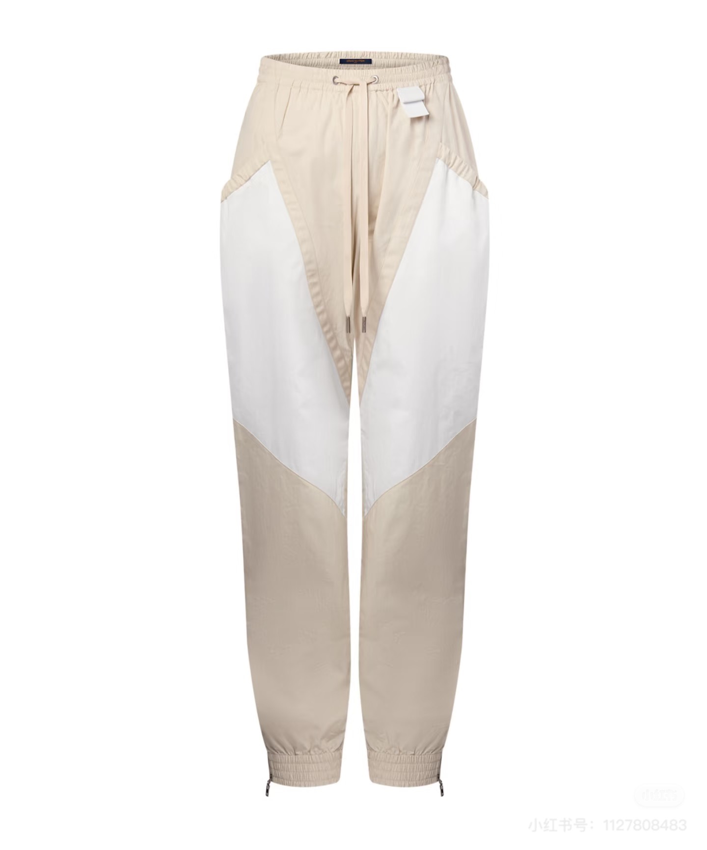 NO:421822,(Trousers) Louis Vuutto*2025 new drawstring sunscreen jacket trousers set Customized YB environmentally friendly recycled nylon material Comfortable and easy to wear Clever and stylish Lapel drawstring sunscreen jacket trousers set The chest is zippered with letter buckle drawstrings, which makes it more advanced. Combined with hem threaded edging style and single-side belt decoration, add casual and fashionable feeling of work clothes, and richer visual effects. Match with trousers in the same series Khaki white collides with each other Art distribution color blocks More ways to wear trousers legs zipper slits show fashionable and trendy positioning Complete set of upper body, fashionable and fashionable. Determine the version High-end production SML,,louis vuitton,jackets & coats,alexander wang19860909（长裤） Louis Vuutto*2025新品抽绳防晒外套长裤套装 定制YB环保再生尼龙材质 舒适好穿 挺括有型 翻领抽绳防晒外套长裤套装 胸前采用拉链开襟搭配字母扣抽绳 更显高级 配合下摆螺纹包边样式和单侧皮带装饰 增添工装休闲时尚感 视觉效果更显丰富 搭配同系列长裤 卡其白色互相碰撞 艺术分布色块 裤腿拉链开衩更多穿搭方式 彰显时髦潮流定位 成套上身 时髦洋气.认准版本 高版出品 SML,,louis vuitton,jackets & coats,alexander wang,Women's clothing