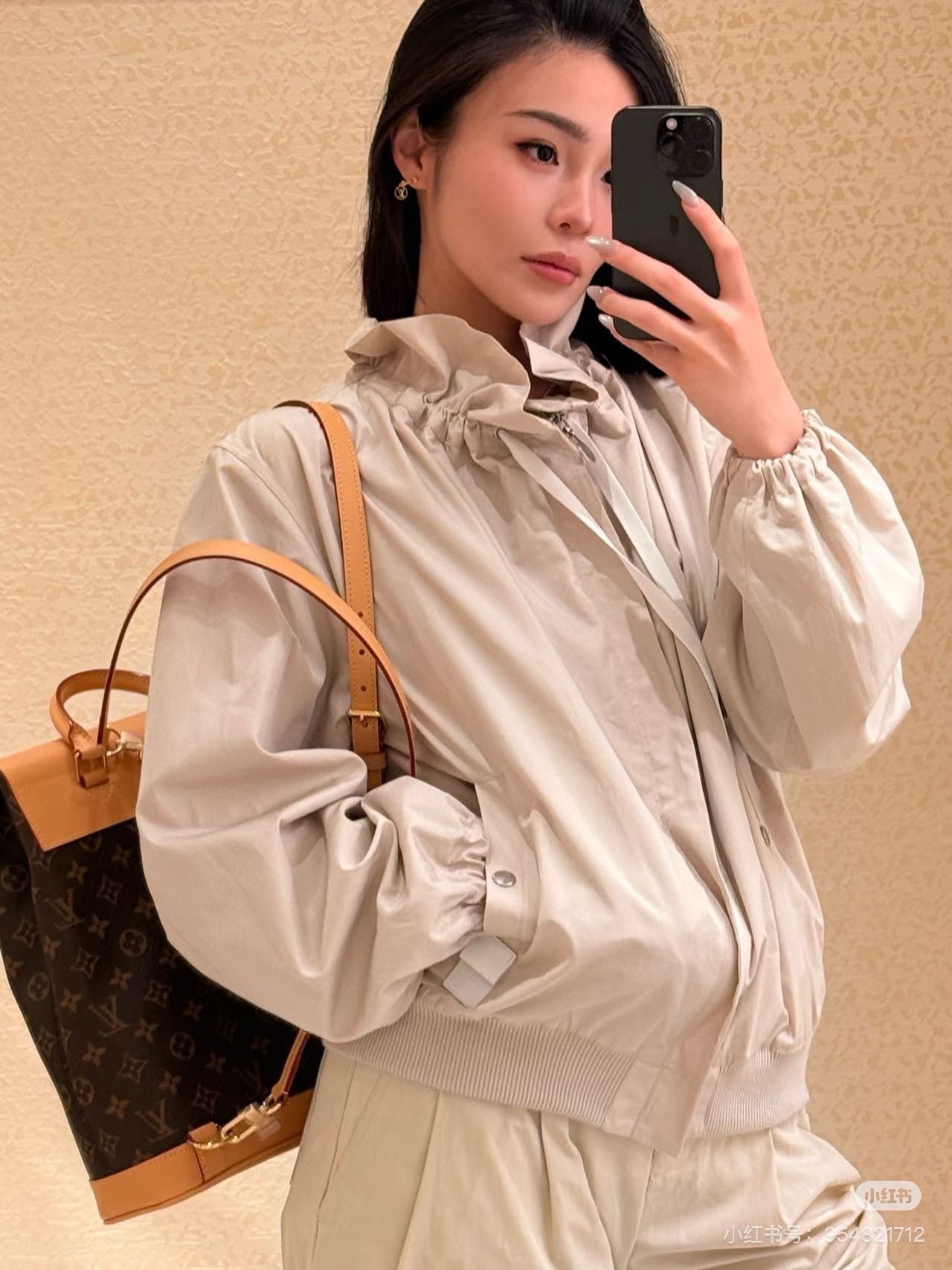 NO:421840,(Coat) Louis Vuutto*2025 new drawstring sunscreen jacket trousers set Customized YB environmentally friendly recycled nylon material Comfortable and easy to wear Clever and stylish Lapel drawstring sunscreen jacket trousers set The chest is zippered with letter buckle drawstrings, which makes it more advanced. Combined with hem threaded edging style and single-side belt decoration, add casual and fashionable feeling of work clothes, and richer visual effects. Match with trousers in the same series Khaki white collides with each other Art distribution color blocks More ways to wear trousers legs zipper slits more to show fashionable and trendy positioning Complete set of upper body, fashionable and fashionable. Determine the version High-end production SML,,louis vuitton,jackets & coats,alexander wang19860909（外套） Louis Vuutto*2025新品抽绳防晒外套长裤套装 定制YB环保再生尼龙材质 舒适好穿 挺括有型 翻领抽绳防晒外套长裤套装 胸前采用拉链开襟搭配字母扣抽绳 更显高级 配合下摆螺纹包边样式和单侧皮带装饰 增添工装休闲时尚感 视觉效果更显丰富 搭配同系列长裤 卡其白色互相碰撞 艺术分布色块 裤腿拉链开衩更多穿搭方式 彰显时髦潮流定位 成套上身 时髦洋气.认准版本 高版出品 SML,,louis vuitton,jackets & coats,alexander wang,Women's clothing