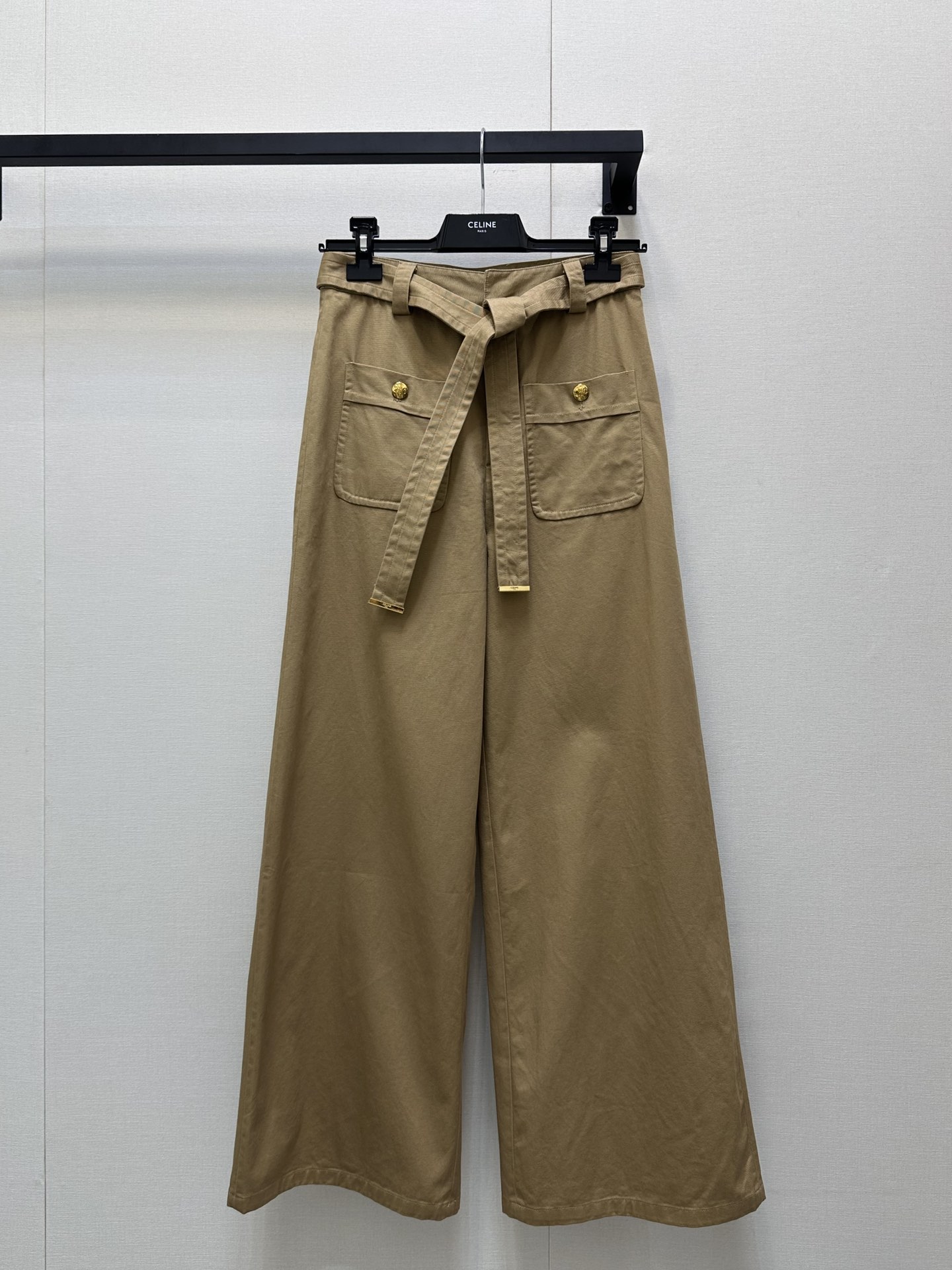 NO:423378,*25new double bag strap casual work clothes wide-leg pants hardware accessories are all made of the latest elements, the medium and high waist style is super good-looking original development High-version production The waist-hook-up A-line style is perfectly modified with waist-hip line ratio, vacation commuting and traveling practical pants, versatile and fashionable items recommended ~ 1:1 Super style The latest summer items Spot SML large-scale real shot, alexander wang19860909*25new双袋绑带休闲工装阔腿裤五金配饰都做最新元素对版出品,中高腰版型超好看原版开发 高版出品 收腰A字版型上身完美修饰腰臀线比例,度假通勤出行实穿裤型,百搭时髦单品推荐～1:1超赞版型 夏季最新单品 现货 SML大货实拍,,alexander wang,Women's clothing