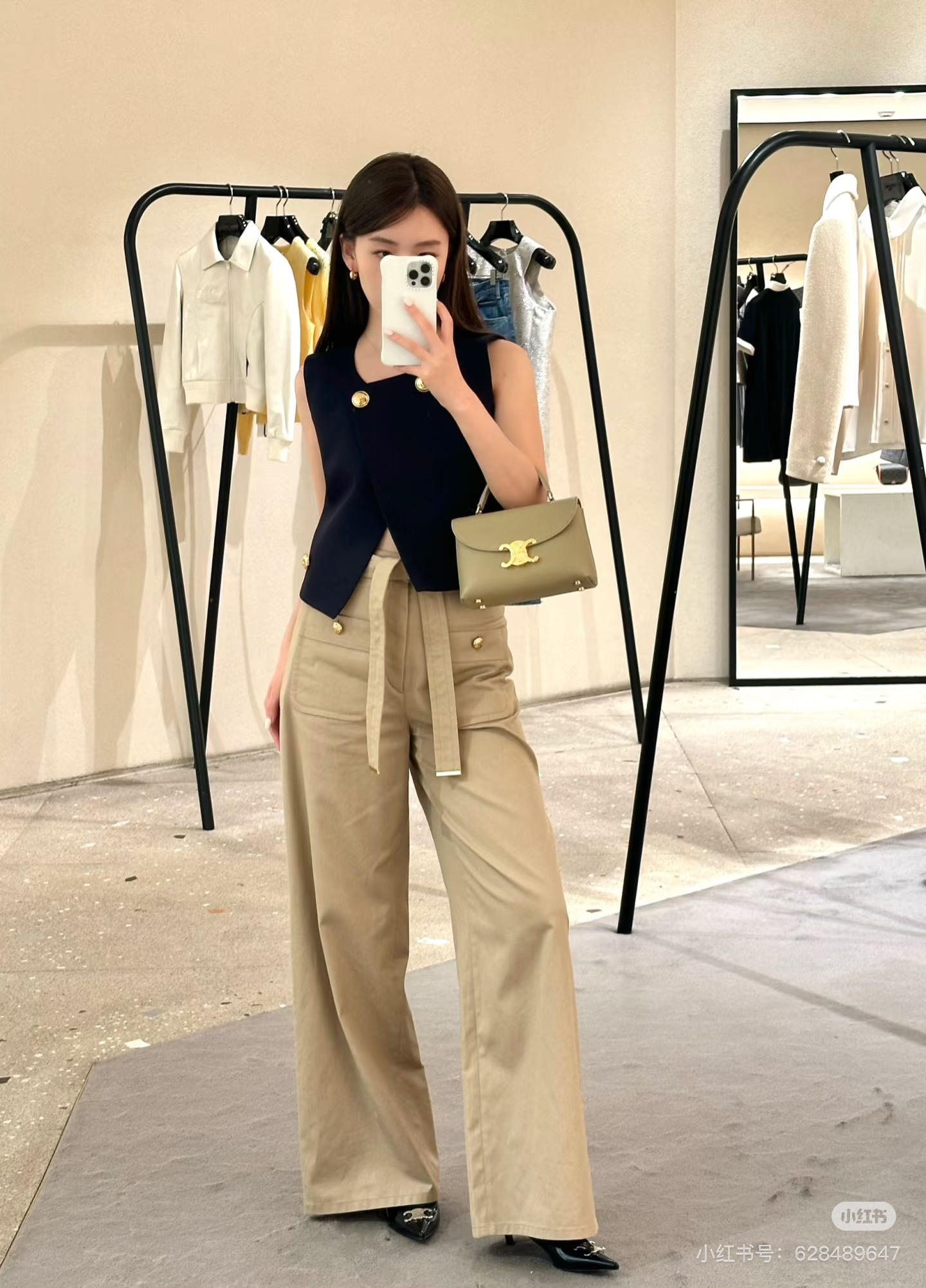 NO:423387,*25new double bag strap casual work clothes wide-leg pants hardware accessories are all made of the latest elements, the medium and high waist style is super good-looking original development High-version production The waist-hook-up A-line style is perfectly modified with waist-hip line ratio, vacation commuting and traveling practical pants, versatile and fashionable items recommended ~ 1:1 Super style The latest summer items SML, alexander wang19860909*25new双袋绑带休闲工装阔腿裤五金配饰都做最新元素对版出品,中高腰版型超好看原版开发 高版出品 收腰A字版型上身完美修饰腰臀线比例,度假通勤出行实穿裤型,百搭时髦单品推荐～1:1超赞版型 夏季最新单品 现货 SML,,alexander wang,Women's clothing