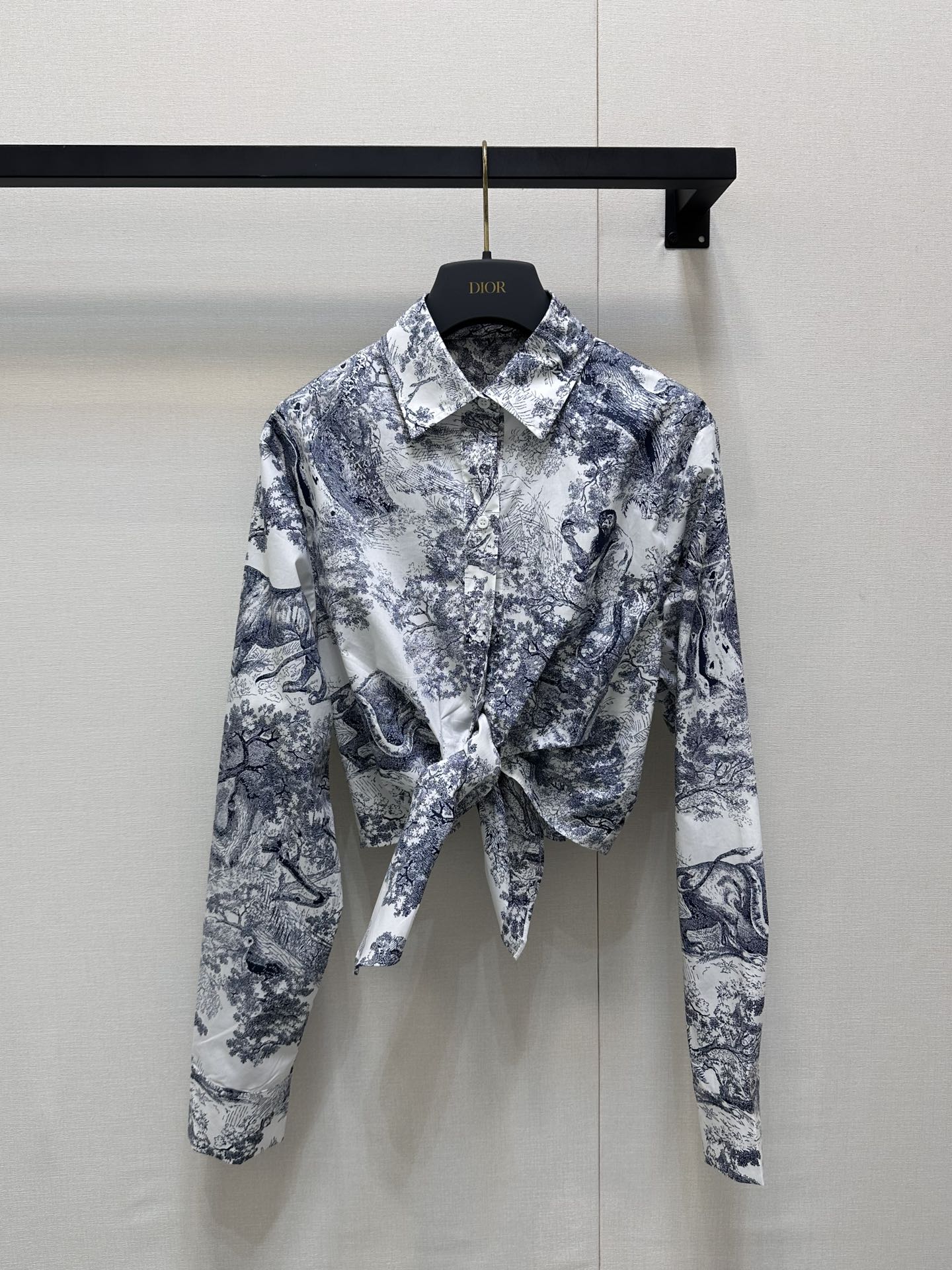 NO:424793,Dio*2025 new product active positioning double-sided printing knotted lining original development High-end product 1:1 double-sided positioning printing, breathable and comfortable, full texture, large-area sketching technique, natural world animal and plant landscape paintings as highlights, top shoulder lapel shirt style, exquisite short style, matching hem hollow knot design, add a new Chinese style simple and elegant atmosphere, the upper body is brilliant and fashionable, daily commuting and leisure SML large-scale real shot, dior, shirts, alexander wang19860909Dio*2025新品活性定位双面印花打结衬原版开发 高版出品 1:1双面定位印花 透气舒适 质感十足 通体以大面积素描手法 自然世界动植物风景画为亮点 上衣正肩翻领衬衫版型 精巧短款版型 搭配下摆挖空系结设计 更添新中式素雅气息 上身出彩时髦 日常通勤休闲都 SML大货实拍,,dior,shirts,alexander wang,Women's clothing