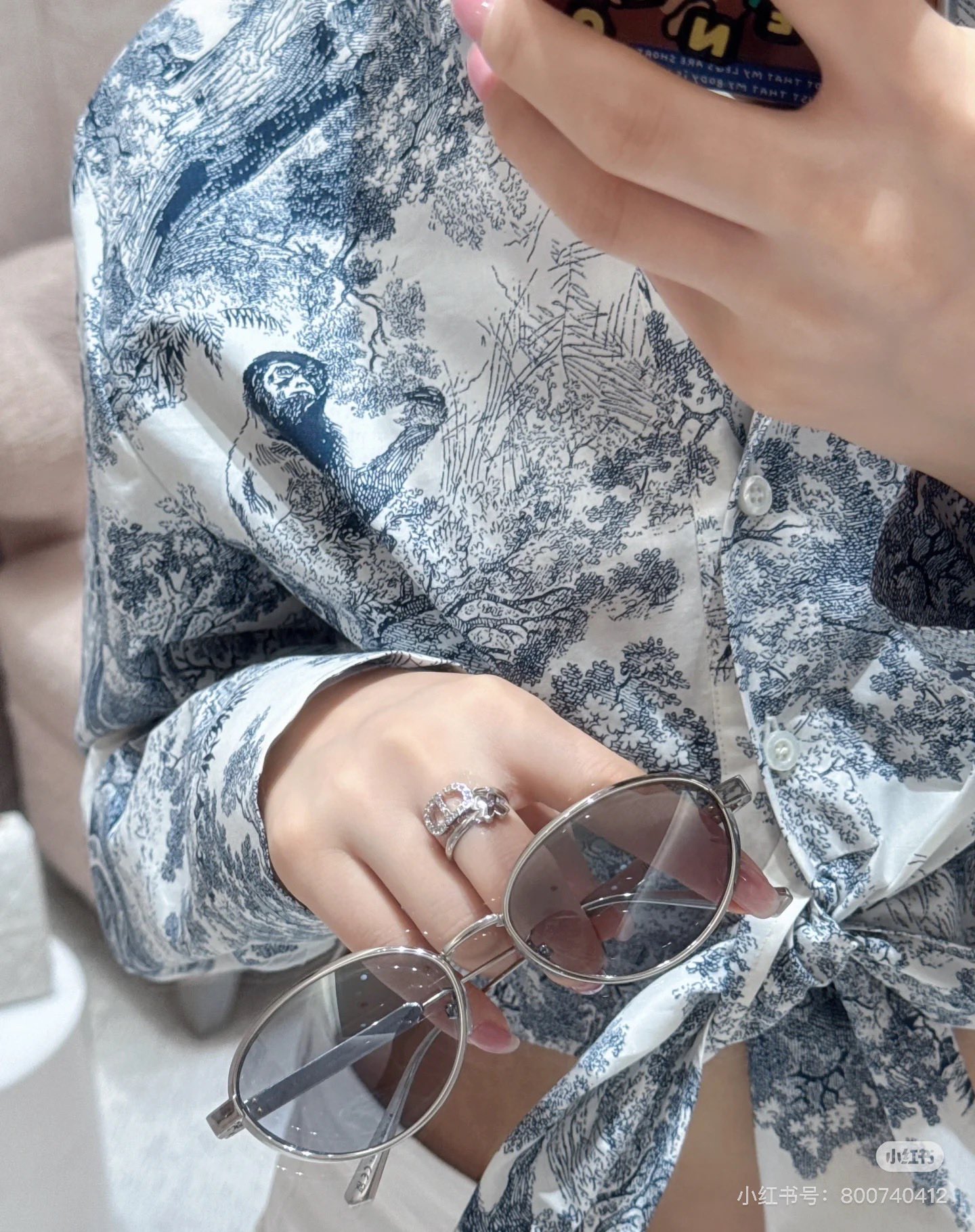 NO:424707,Dio*2025 new product active positioning double-sided printing knotted lining original development High-end product 1:1 double-sided positioning printing, breathable and comfortable, full texture, large-area sketching technique, natural world animal and plant landscape paintings as highlights, top shoulder lapel shirt style, exquisite short style, matching with hem hollow knot design, adding a new Chinese style simple and elegant atmosphere, the upper body is brilliant and fashionable, daily commuting and leisure SML, dior, shirts, alexander wang19860909Dio*2025新品活性定位双面印花打结衬原版开发 高版出品 1:1双面定位印花 透气舒适 质感十足 通体以大面积素描手法 自然世界动植物风景画为亮点 上衣正肩翻领衬衫版型 精巧短款版型 搭配下摆挖空系结设计 更添新中式素雅气息 上身出彩时髦 日常通勤休闲都 SML,,dior,shirts,alexander wang,Women's clothing