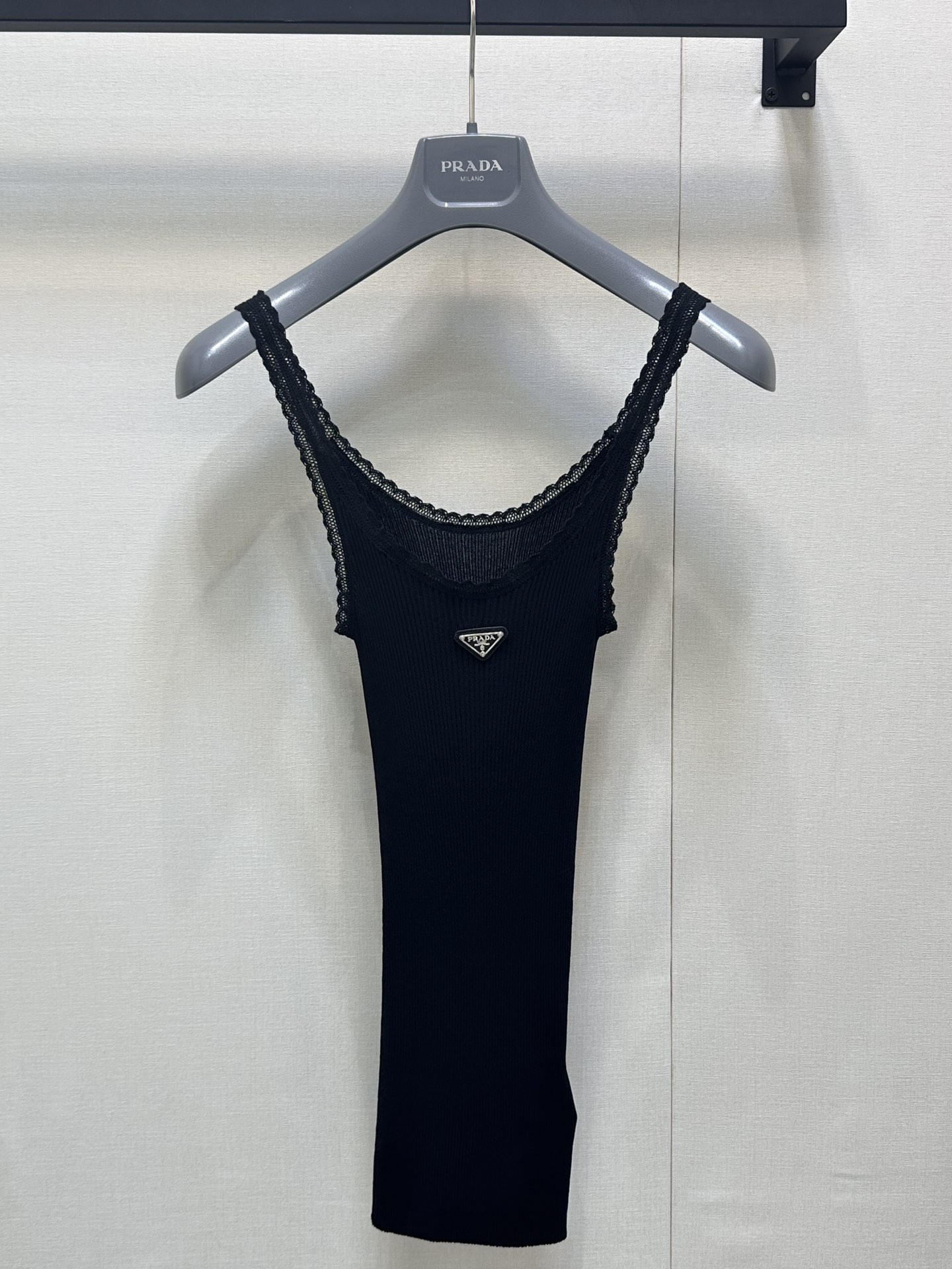 NO:424751,Support for replacement of the model *25new lace lace triangle logo vest neckline is made of lace splicing design and a slightly transparent visual sense, sexy and gentle ~ Exclusive custom imported yb cotton material, the overall style is close and not bloated ~ The iconic triangle logo embellishment on the chest is invincible with the upper body and the shoulders and neck are slender, and the outfit is full of details ~ 1:1 Super style, the latest summer item SML large-scale real shot, alexander wang19860909支持换款*25new蕾丝花边三角标背心领口都做蕾丝拼接设计搭配微透的视觉感,性感又温柔～独家定制进口yb棉材质,整体版型贴身又不会显臃肿～胸口标志性三角徽标点缀吊带款式上身无敌修饰肩颈纤细,穿搭细节十足～1:1超赞版型,夏季最新单品 现货 SML大货实拍,,alexander wang,Women's clothing