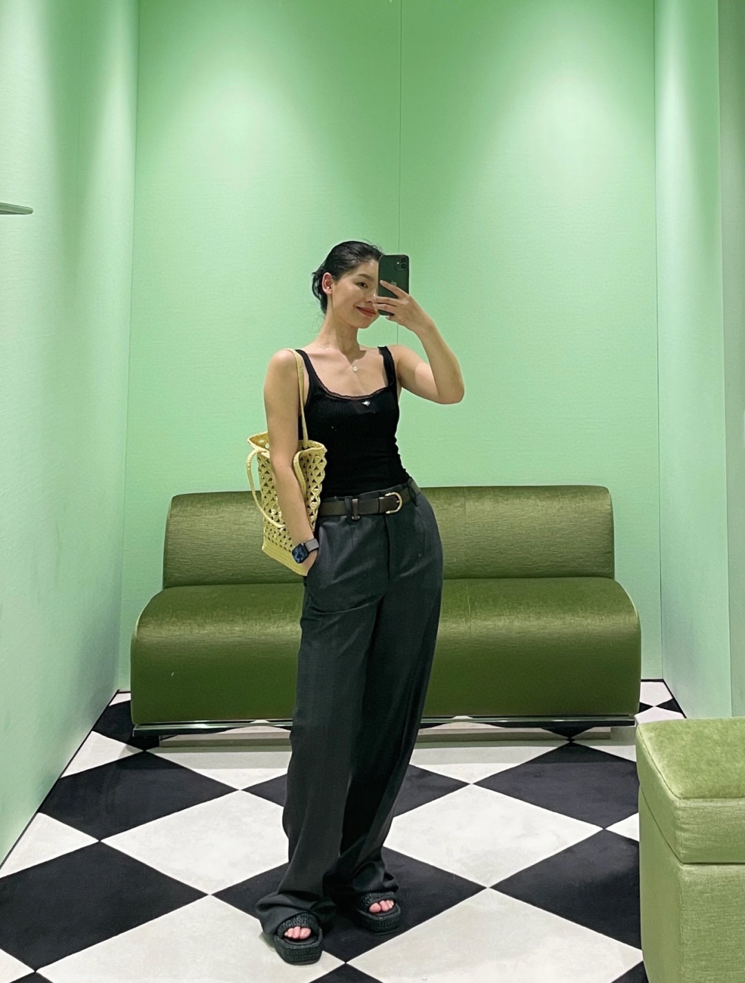 NO:424761,*25new lace lace triangle logo vest neckline is made of lace splicing design with a slightly transparent visual sense, sexy and gentle ~ Exclusive custom imported yb cotton material, the overall style is close and not bloated ~ The iconic triangle logo embellishment on the chest is invincible with the upper body and the shoulders and neck are slender, and the outfit is full of details ~ 1:1 super style, the latest summer item SML, alexander wang19860909*25new蕾丝花边三角标背心领口都做蕾丝拼接设计搭配微透的视觉感,性感又温柔～独家定制进口yb棉材质,整体版型贴身又不会显臃肿～胸口标志性三角徽标点缀吊带款式上身无敌修饰肩颈纤细,穿搭细节十足～1:1超赞版型,夏季最新单品 现货 SML,,alexander wang,Women's clothing