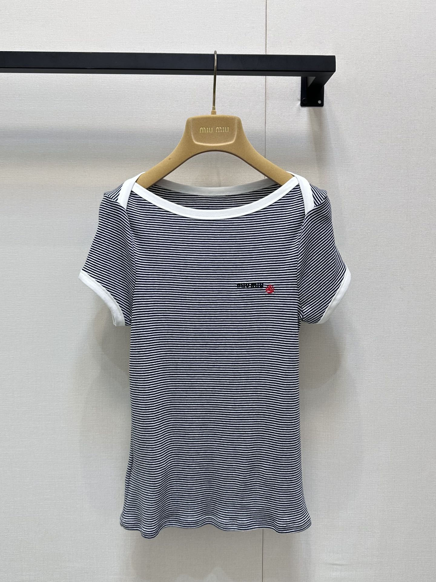 NO:423391,MiuMi*25 spring and summer new style striped letters small sailboat logo short-sleeved T-shirt. Original development!  High-end production!  Really great recommendation, it's so easy to wear and feel comfortable to wear!  The neckline design is unique, the red sailboat embroidery is very exquisite, it is really comfortable cotton, comfortable and breathable, the skirt and pants are matched casually~ Spot SML real shot, miumiu, skirts, T-shirt, tees, t-shirt, alexander wang19860909MiuMi*25春夏新款 条纹字母小帆船logo短袖T恤.原版开发！高版出品！真的大推荐,太好穿了舒服好搭！领口的设计别出心裁,红色的小帆船刺绣非常精致,真的是很舒服的棉,舒适透气,裙子裤子随意搭配～现货 SML大货实拍,,miumiu,skirts,T-shirt,tees，t-shirt,alexander wang,Women's clothing