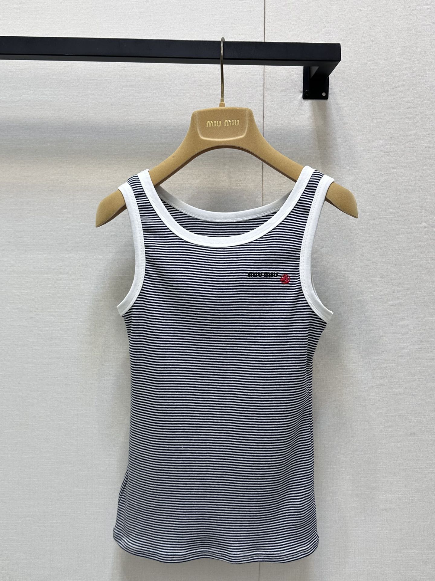 NO:423408,(Vest) Miumi* 25Ss spring and summer new style, edge-contrast striped vest shorts, original development, high-end production!  Large body black and white pinstripes interwoven chest embroidery embroidery embroidery to decorate the iconic letter logo pattern to highlight the brand personality, highlight the high-end feeling of outfit, elastic texture slimming design, make simple styles look sexy and individual, moderate elasticity and more refined, outfits show relaxed tone, light luxury and fashionable temperament, single wear and layering can be spot stock SML large-scale real shot, miumiu, shorts, alexander wang19860909（背心） Miumi* 25Ss春夏新款 包边撞色条纹小背心短裤 原版开发 高版出品！大身黑白细条纹交织胸前刺绣装点标志性字母徽标图案 彰显品牌个性 凸显穿搭高级感 弹性纹理显瘦设计 让简单款式穿出性感个性 松紧适中更显精致 穿搭尽显松弛调性 轻奢时髦气质 单穿叠穿均可 现货 SML大货实拍,,miumiu,shorts,alexander wang,Women's clothing