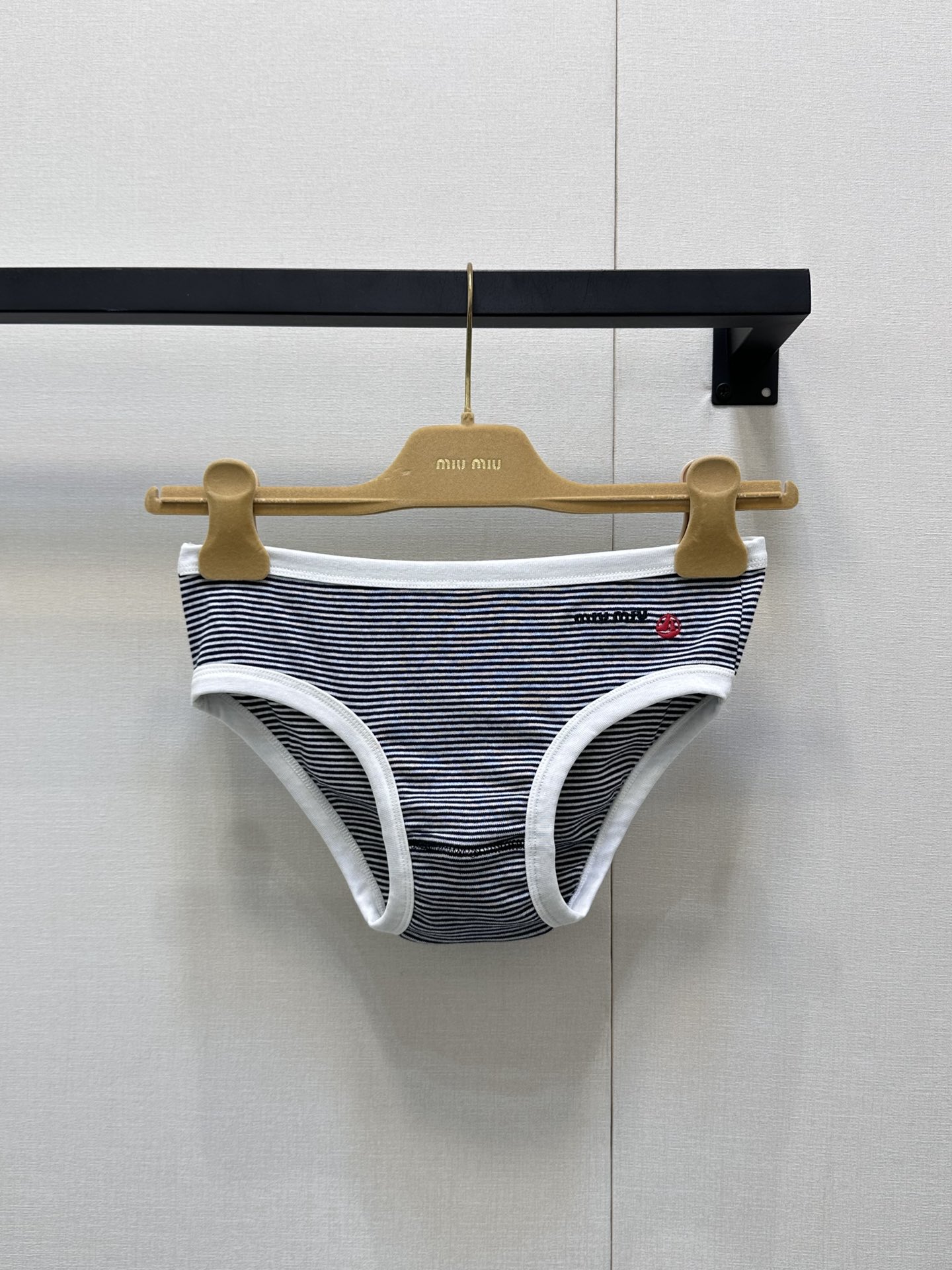 NO:423337,(Shorts) Miumi* 25Ss Spring and Summer New Style, Edge Contrasted Striped Vest Shorts Original Development High-end Production!  Large body black and white pinstripes interwoven chest embroidery embroidery embroidery to decorate the iconic letter logo pattern to highlight the brand personality, highlight the high-end feeling of outfit, elastic texture slimming design, make simple styles look sexy and individual, moderate elasticity and more refined, outfits show relaxed tone, light luxury and fashionable temperament, single wear and layering can be spot stock SML large-scale real shot, miumiu, shorts, alexander wang19860909（短裤） Miumi* 25Ss春夏新款 包边撞色条纹小背心短裤 原版开发 高版出品！大身黑白细条纹交织胸前刺绣装点标志性字母徽标图案 彰显品牌个性 凸显穿搭高级感 弹性纹理显瘦设计 让简单款式穿出性感个性 松紧适中更显精致 穿搭尽显松弛调性 轻奢时髦气质 单穿叠穿均可 现货 SML大货实拍,,miumiu,shorts,alexander wang,Women's clothing