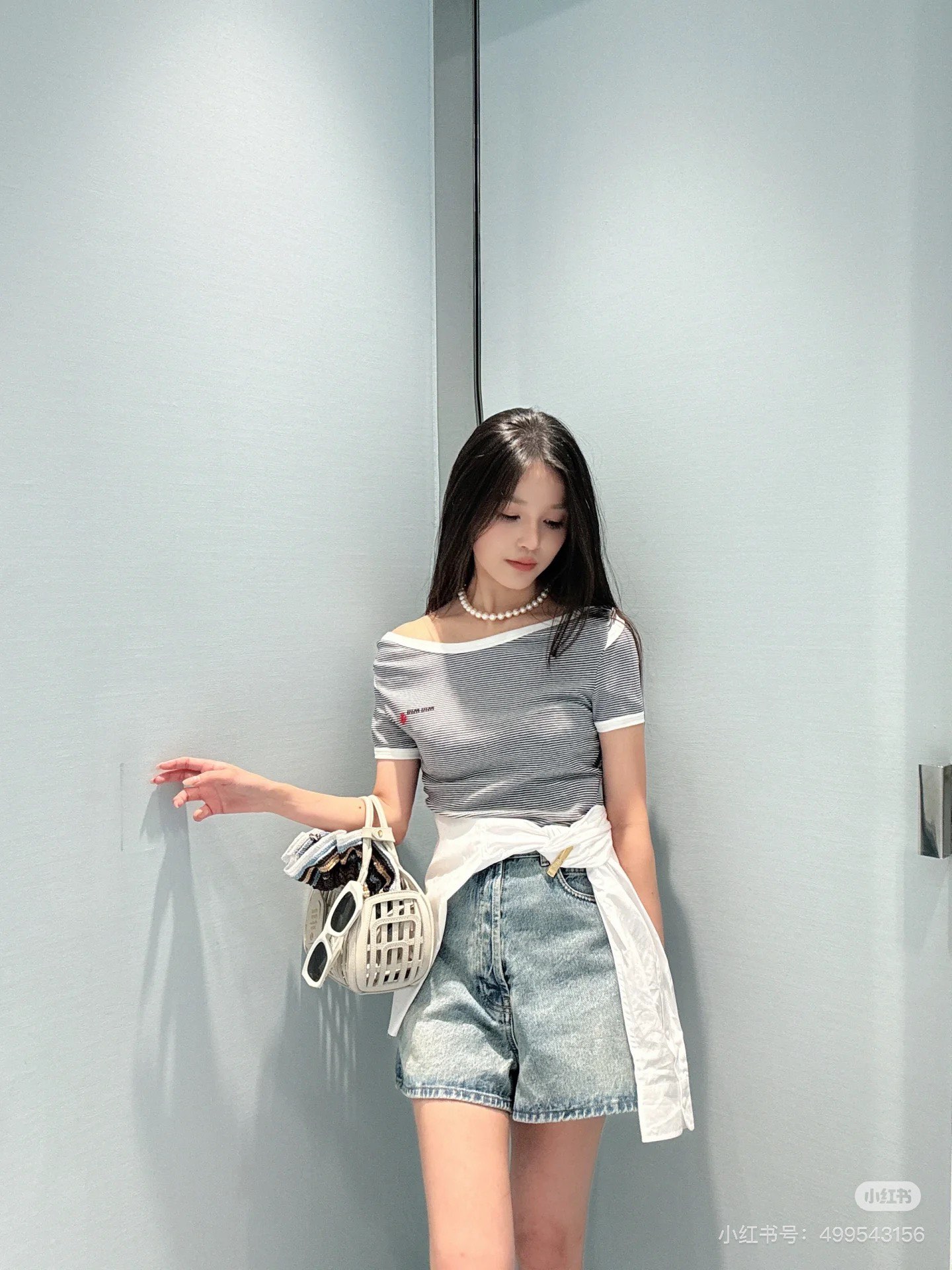 NO:423400,MiuMi*25 spring and summer new style striped letters small sailboat logo short-sleeved T-shirt. Original development!  High-end production!  Really great recommendation, it's so easy to wear and feel comfortable to wear!  The neckline design is unique, the red small sailboat embroidery is very exquisite, it is really comfortable cotton, comfortable and breathable, the skirt and pants are matched casually~Spot SML,,miumiu, skirts, T-shirt,tees, t-shirt,alexander wang19860909MiuMi*25春夏新款 条纹字母小帆船logo短袖T恤.原版开发！高版出品！真的大推荐,太好穿了舒服好搭！领口的设计别出心裁,红色的小帆船刺绣非常精致,真的是很舒服的棉,舒适透气,裙子裤子随意搭配～现货 SML,,miumiu,skirts,T-shirt,tees，t-shirt,alexander wang,Women's clothing