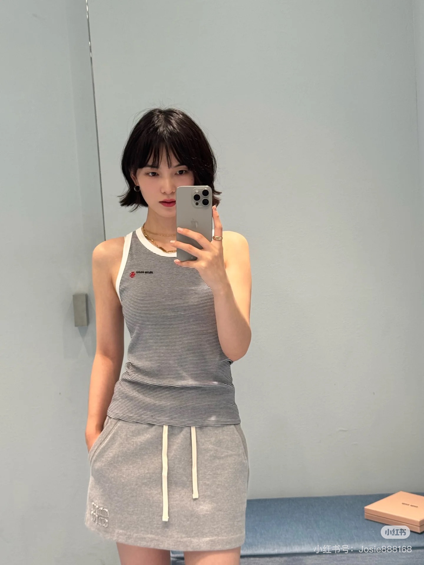 NO:423347,(Vest) (Shorts) Miumi* 25Ss Spring and Summer New Style, Edge Contrasted Striped Vest Shorts Original Development High-Premium Production!  Large body black and white pinstripes interwoven chest embroidery embroidery with iconic letter logo patterns to highlight the brand personality, highlight the high-end feeling of outfits, elastic texture slimming design, make simple styles look sexy and individual, moderate elasticity and more refined, outfits show relaxed tone, light luxury and fashionable temperament, single-wear layered, spot SML, miumiu, shorts, alexander wang19860909（背心）（短裤） Miumi* 25Ss春夏新款 包边撞色条纹小背心短裤 原版开发 高版出品！大身黑白细条纹交织胸前刺绣装点标志性字母徽标图案 彰显品牌个性 凸显穿搭高级感 弹性纹理显瘦设计 让简单款式穿出性感个性 松紧适中更显精致 穿搭尽显松弛调性 轻奢时髦气质 单穿叠穿均可 现货 SML,,miumiu,shorts,alexander wang,Women's clothing