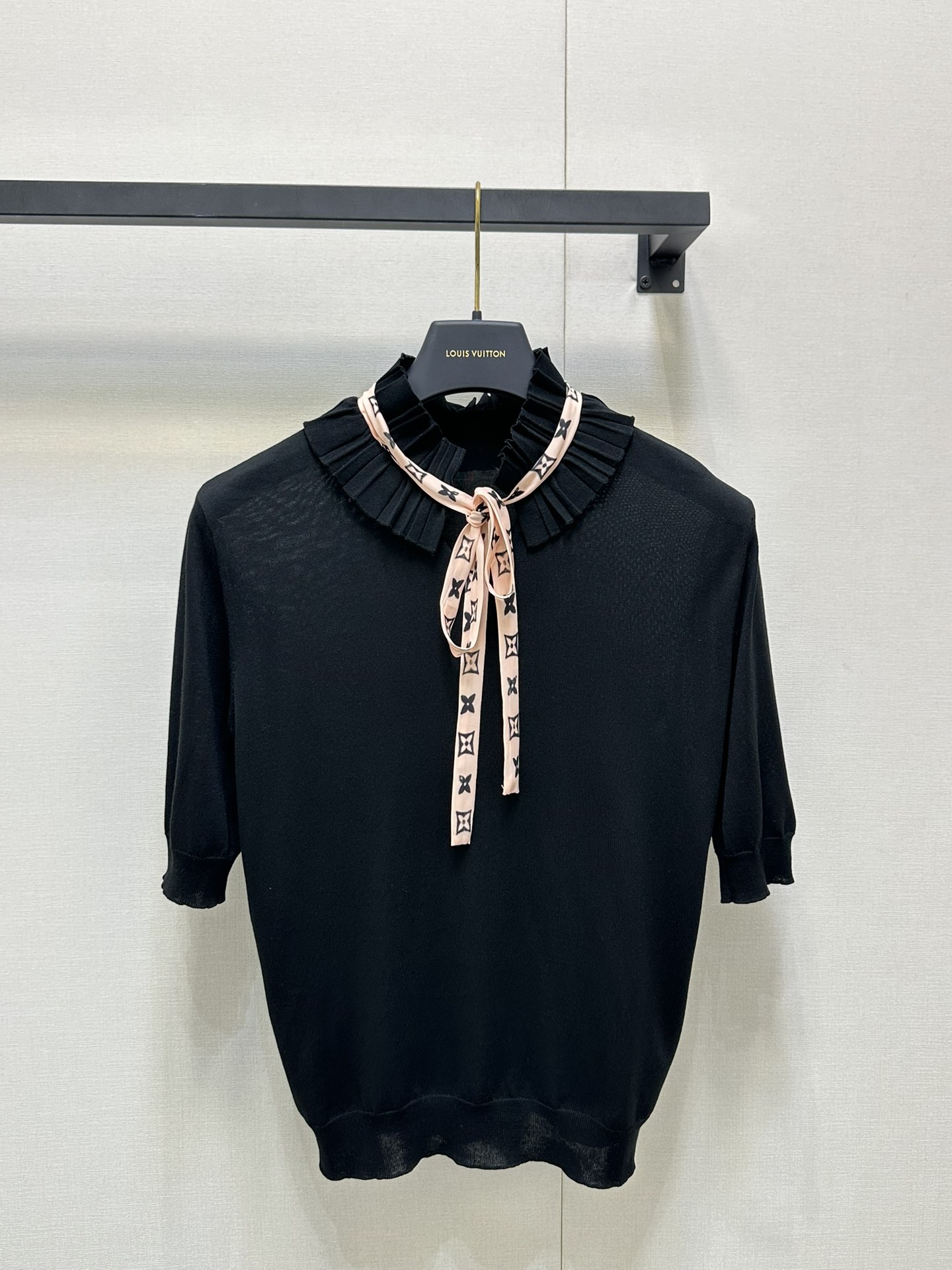 NO:424719,25new lace stand-up collar ribbon short-sleeved black and pink with unique Romantic upper body gentle and textured!  Exclusive custom yb wool material, wool-blend mulberry silk custom fabric, soft and soft hand feel ~ the neckline stand-up collar lace is matched with classic brand printed ribbon, playful and elegant!  The best 1:1 style is awesome and the latest summer item!  Spot SML big-ticket real shot, T-shirt, alexander wang1986090925new花边立领丝带短袖黑配粉色搭配独有的罗曼蒂克上身温柔有质感！ 独家定制yb绵羊毛材质,羊毛混纺桑蚕丝定制面料,手感手软细腻软糯～领口立领花边搭配经典品牌印花丝带,俏皮又不失优雅！随意搭配都是超赞的1:1超赞版型 夏季最新单品！现货 SML大货实拍,,T-shirt,alexander wang,Women's clothing