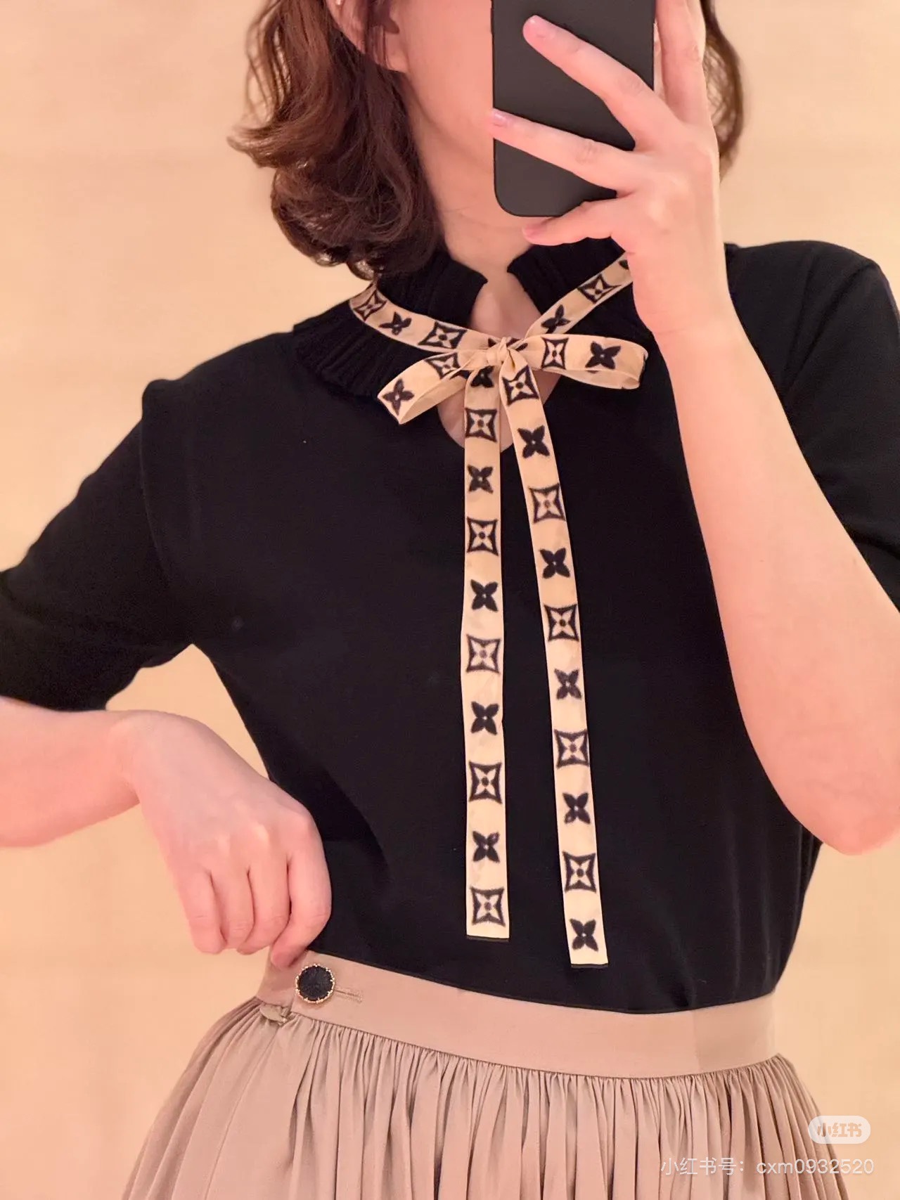 NO:424729,25new lace stand-up collar ribbon short-sleeved black and pink with unique Romantic upper body gentle and textured!  Exclusive custom yb wool material, wool-blend mulberry silk custom fabric, soft and soft hand feel ~ the neckline stand-up collar lace is matched with classic brand printed ribbon, playful and elegant!  The best 1:1 style is awesome and the latest summer item!  Spot SML, T-shirt,alexander wang1986090925new花边立领丝带短袖黑配粉色搭配独有的罗曼蒂克上身温柔有质感！ 独家定制yb绵羊毛材质,羊毛混纺桑蚕丝定制面料,手感手软细腻软糯～领口立领花边搭配经典品牌印花丝带,俏皮又不失优雅！随意搭配都是超赞的1:1超赞版型 夏季最新单品！现货 SML,,T-shirt,alexander wang,Women's clothing