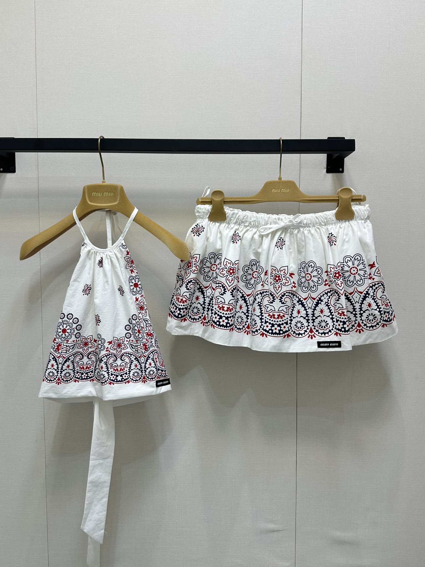NO:424772,*25new backless suspender ballet short skirt sweet girl vacation style, Zhang Yuanying wears yyds!  Original development, high-end production, positioning printing pattern design and imported cotton fabric are delicate and textured!  The upper body set has a summer vibrant atmosphere~ a varied style that can be salty or sweet 1:1 super style. The latest summer items are recognized as exclusive and high-end versions. SML large-scale real shots, skirts, alexander wang19860909*25new露背小吊带芭蕾小短裙甜系少女度假风,张元英穿搭yyds！ 原版开发 高版出品 定位印花图案设计搭配进口棉面料细腻有质感！上身一套都带有夏日活力的气息～可盐可甜的百变风格1:1超赞版型 夏季最新单品 认准独家高版本 现货 SML大货实拍,,skirts,alexander wang,Women's clothing