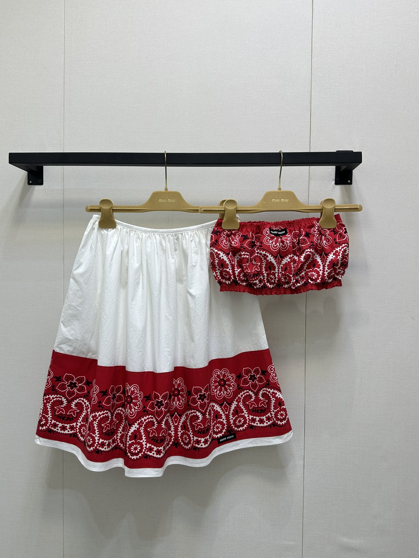 NO:424740,(Tibre Boobs) Miumi* 25Ss Spring and Summer New Style Logo Cashew Floral Stretch Bubble + Skirt. Original Developed!  High-end production!  The energetic girl's big red upper body is super high-end!  Poplin fabric made with brand logo, elastic and elastic trim, single wear to highlight your figure, can be matched with a skirt in a set!  The details are perfect!  It's really beautiful~ Jimei, rush to the duck!  Spot SML large-scale real-time photos, all sets are spot, miumiu, skirts, alexander wang19860909（抹胸） Miumi* 25Ss春夏新款 徽标腰果花色弹力抹胸+半身裙.原版开发！高版出品！元气少女的大红色上身超级高级！府绸面料制作 饰有品牌标识 弹力松紧饰边 单穿凸显身材可搭配半裙成套搭配！细节也做到完美！真的非常好看～集美们 冲鸭！现货 SML大货实拍 一套都现货,,miumiu,skirts,alexander wang,Women's clothing