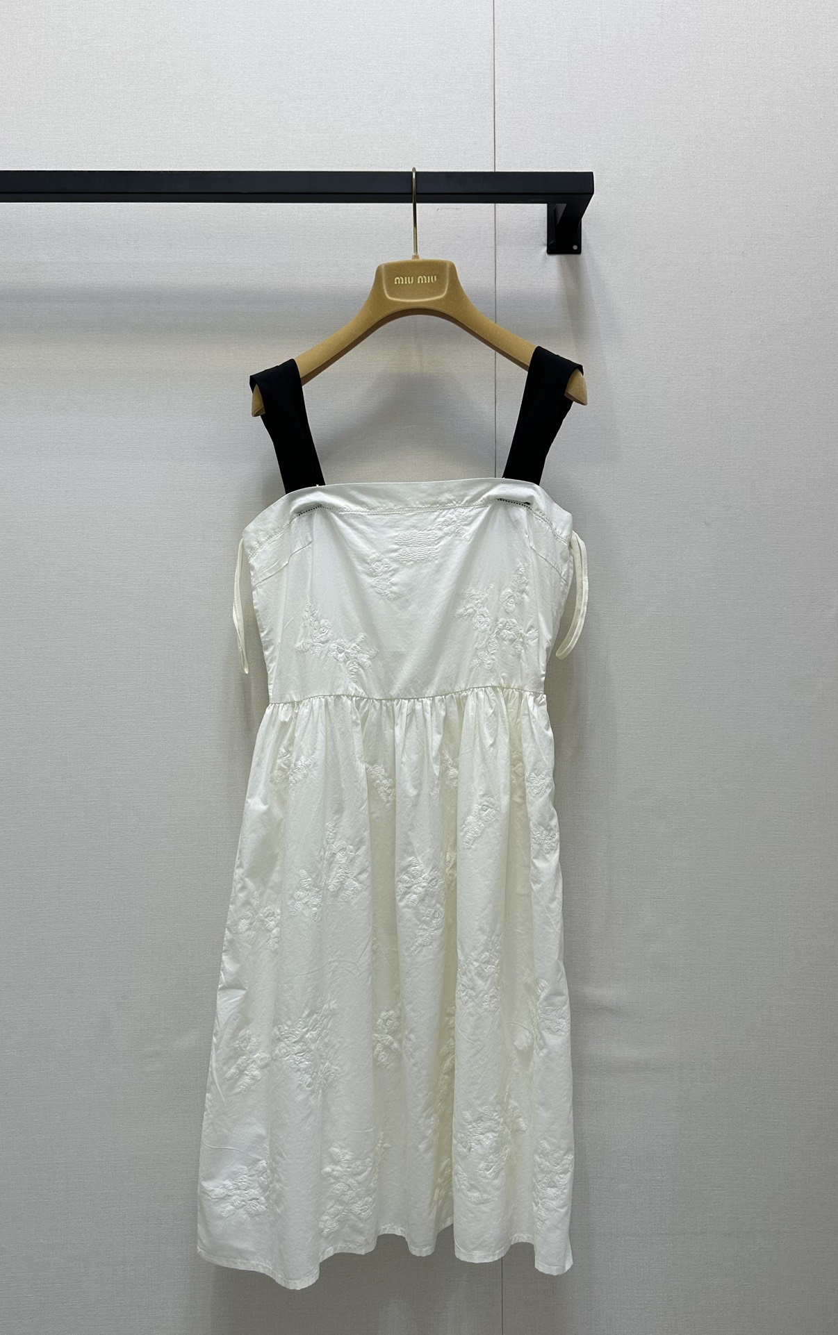 NO:424790,Miumi* 25Ss spring and summer new style, heavy industry embroidered dress, original development, high-end production!  The high-end cotton and linen material is soft and comfortable, skin-friendly and breathable. It is crisp and stylish, and the skirt body is neat and smooth. The threading is adopted on the strap, which is an extremely fine handicraft, which presents a delicate and delicate effect through special needle techniques. The contrasting color wide shoulder strap design modifies the shoulder lines, increasing the stability and comfort of the wear, highlighting the fashion sense and personality. When paired with the waist pleat, the fluffy feeling of the skirt is just right, perfectly combining elegance and playfulness!  Spot SML real-time photos, miumiu, skirts, alexander wang19860909Miumi* 25Ss春夏新款 重工刺绣连衣裙 原版开发 高版出品！选用高定棉麻材质,柔软舒适,亲肤透气.挺括有型,裙身线条利落流畅.抹胸处采用对丝工艺,一种极为精细的手工艺,通过特殊的针法呈现出精致细腻的效果.撞色宽肩带设计,修饰肩部线条,增加了穿着的稳定性与舒适度,凸显了时尚感与个性.搭配腰捏褶,裙摆的蓬松感恰到好处,将优雅与俏皮完美融合！现货 SML大货实拍,,miumiu,skirts,alexander wang,Women's clothing