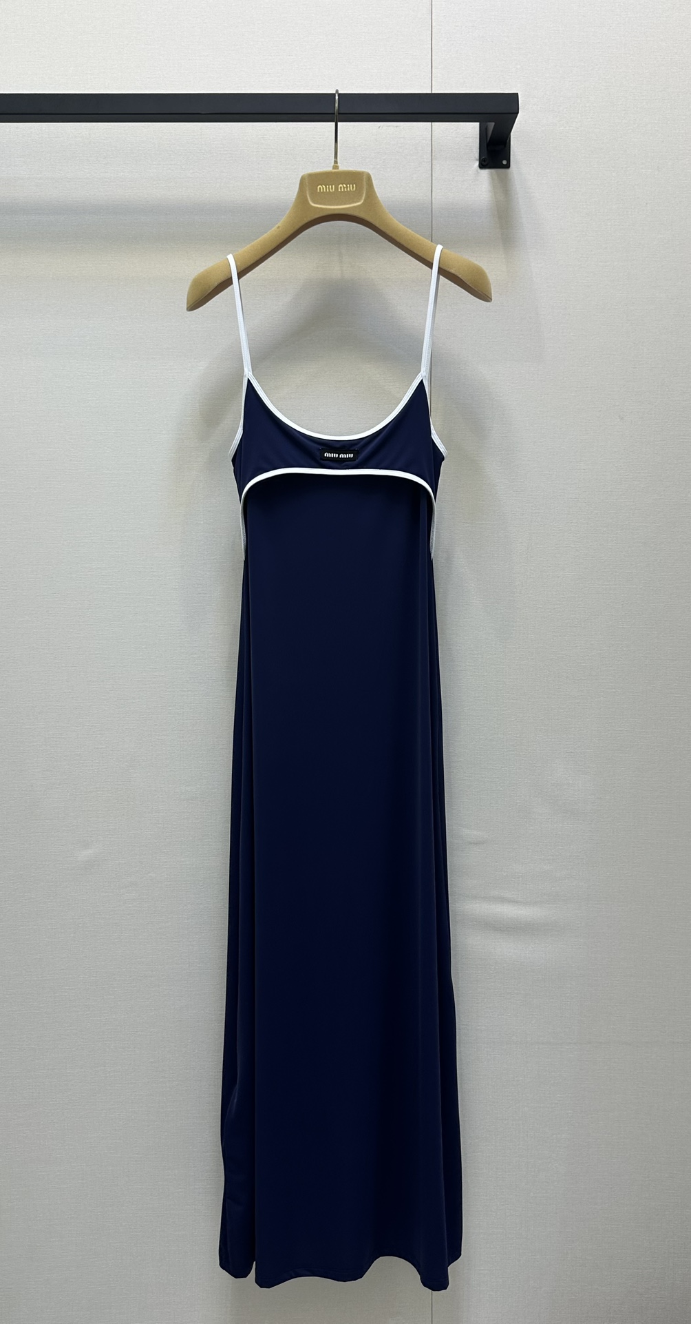 NO:425909,Miumi*2025 new thin suspender slim long skirt original development High-end product Texture Comfortable elastic slim tailoring smooth Cutting Fine suspender long skirt Simple and atmospheric cut Voxel color fabric The neckline and chest are outlined with white contours Echo the letter logo Rich design levels Highlight the brand style Make the simple and elegant elements more low-key and luxurious Elastic fabric easily outline the waist, wear good proportions, and more high-end texture A dress suitable for vacation can also surpass different occasions Playful and fashionable Definite version 2 colors SML large-scale real shots,,miumiu, skirts,alexander wang19860909Miumi*2025新品细吊带修身长裙 原版开发 高版出品 质感舒适 弹力修身 裁剪垂顺流畅 细吊带长裙 裁剪简约大气 通体素色面料 领口与胸前以白色轮廓线包边勾勒 呼应字母徽标 丰富设计层次 突出品牌格调 让素雅元素更显低调奢华 弹力面料轻松勾勒腰身 穿出好比例 更显高级质感 一款适合度假也可凌驾于不同场合连衣裙 俏皮洋气 认准版本 2色 SML大货实拍,,miumiu,skirts,alexander wang,Women's clothing