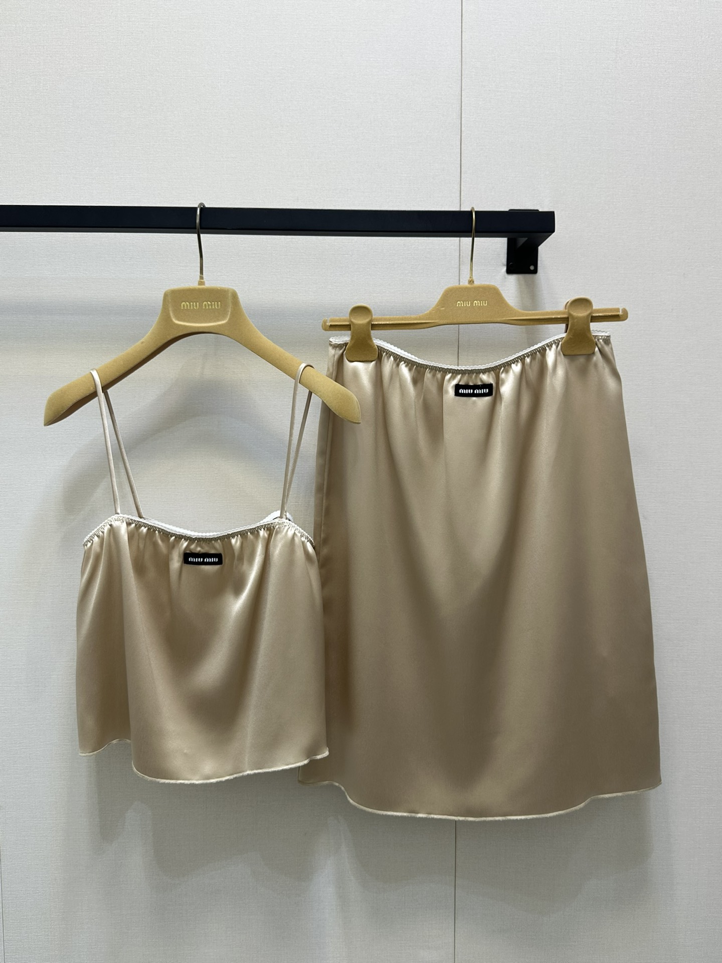 NO:425877,Miu Miu 25 Acetate Lace Sling Skirt Set Made of heavy acetic acid material with invincible drooping, the white lace design on the chest presents a light and atmospheric style!  Exclusively customized imported yb acetic acid material, the imported material has a silk-like luster!  The design of the bust lace is very inclusive to the body!  Classic logo letter pattern matching, highlighting the charm of brand concept 1:1 Super model Summer latest item, identify exclusive high-end version SML large-scale real shot, miumiu, skirts, alexander wang19860909Miu Miu 25 醋酸花边吊带半裙套装 垂感无敌的重磅醋酸材质制成,胸前白色花边设计呈现轻熟大气风格！ 独家定制进口yb醋酸材质,进口材质自带丝绸般的光泽感！胸围花边做微弹设计对身材包容性极好！经典徽标字母图案搭配,彰显品牌理念魅力 1:1超赞版型 夏季最新单品 认准独家高版本 现货 SML大货实拍,,miumiu,skirts,alexander wang,Women's clothing