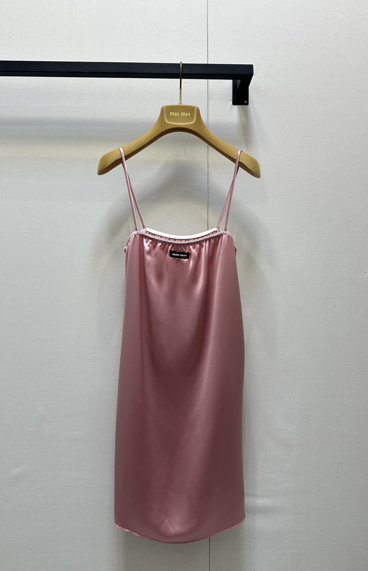 NO:425894,Miu Miu 25 acetate lace suspender dress Made of heavy acetic acid material with invincible draping, the white lace design on the chest presents a light and atmospheric style!  Exclusively customized imported yb acetic acid material, the imported material has a silk-like luster!  The design of the bust lace is very inclusive to the body!  Classic logo letter pattern matching, highlighting the charm of brand concept 1:1 Super model Summer latest item, identify exclusive high-end version SML large-scale real shot, miumiu, skirts, alexander wang19860909Miu Miu 25 醋酸花边吊带连衣裙 垂感无敌的重磅醋酸材质制成,胸前白色花边设计呈现轻熟大气风格！独家定制进口yb醋酸材质,进口材质自带丝绸般的光泽感！胸围花边做微弹设计对身材包容性极好！经典徽标字母图案搭配,彰显品牌理念魅力 1:1超赞版型 夏季最新单品 认准独家高版本 现货 SML大货实拍,,miumiu,skirts,alexander wang,Women's clothing