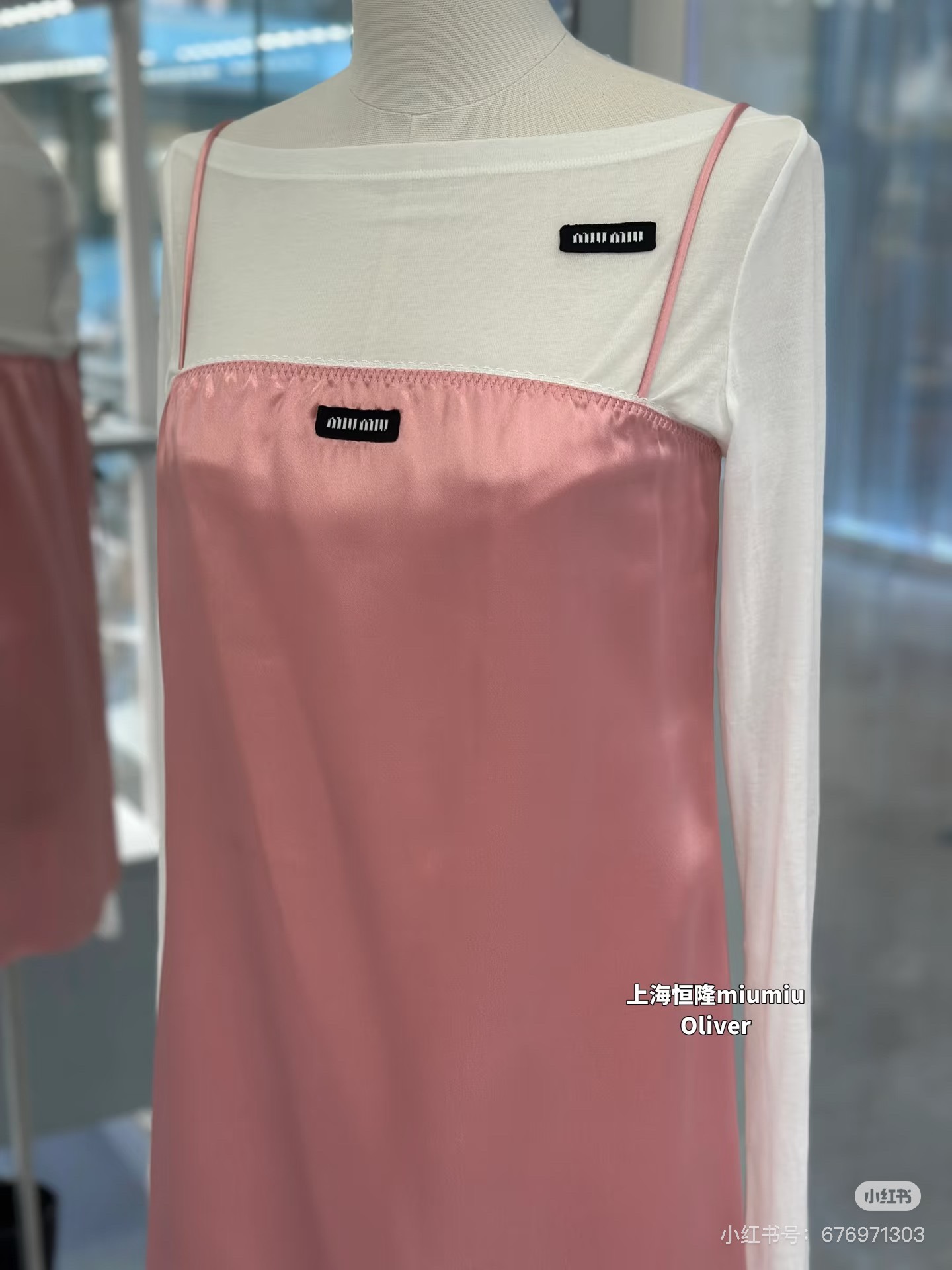 NO:425898,Miu Miu 25 acetate lace suspender dress Made of heavy acetic acid material with invincible draping, the white lace design on the chest presents a light and atmospheric style!  Exclusively customized imported yb acetic acid material, the imported material has a silk-like luster!  The design of the bust lace is very inclusive to the body!  Classic logo letter pattern matching, highlighting the charm of brand concept 1:1 Super model Summer latest item Recognizes exclusive high-end version SML, miumiu, skirts, alexander wang19860909Miu Miu 25 醋酸花边吊带连衣裙 垂感无敌的重磅醋酸材质制成,胸前白色花边设计呈现轻熟大气风格！独家定制进口yb醋酸材质,进口材质自带丝绸般的光泽感！胸围花边做微弹设计对身材包容性极好！经典徽标字母图案搭配,彰显品牌理念魅力 1:1超赞版型 夏季最新单品 认准独家高版本 现货 SML,,miumiu,skirts,alexander wang,Women's clothing