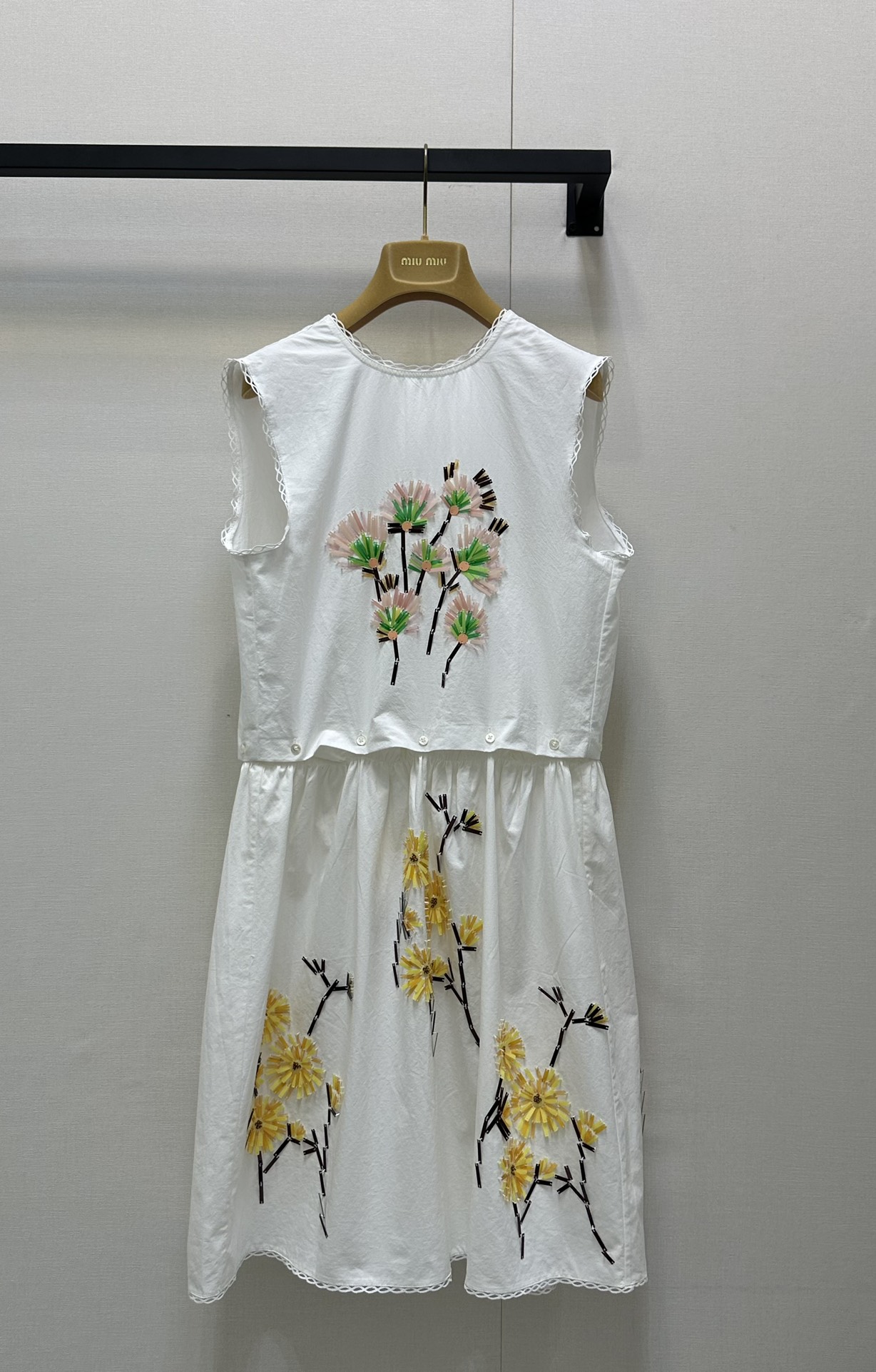 NO:425906,*25new heavy industry flower embroidery lace vest skirt embroidery lace design is sweet and cool!  It is super beautiful when matching. Exclusively customized imported YB linen cotton material, three-dimensional letters on the waist logo embellish the details, three-dimensional embroidered flower design on the front and back, the texture is so awesome that it is easy to match freely to show the girlish atmosphere of Miu. The hollow lace design of the skirt adds sweetness to the outfit. The Academy style is 1:1 Super style. The latest summer items are recognized for the exclusive high-end version. SML large-scale real shots, miumiu, skirts, alexander wang19860909*25new重工花朵刺绣蕾丝花边背心裙刺绣花边设计甜酷兼备！随意搭配都超级美 独家定制进口yb亚麻棉材质,腰间徽标立体字母点缀细节,前后都有立体刺绣花朵设计工艺,质感太牛了随意搭配轻松彰显miu系少女气息,裙摆镂空花边设计让穿搭增添甜美学院风格1:1超赞版型 夏季最新单品 认准独家高版本 现货 SML大货实拍,,miumiu,skirts,alexander wang,Women's clothing