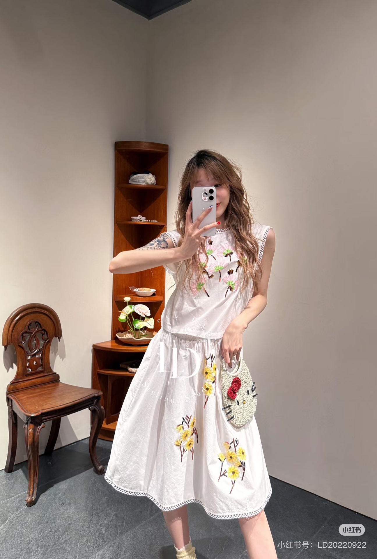 NO:425910,*25new heavy industry flower embroidery lace vest skirt embroidery lace design is sweet and cool!  It is super beautiful when matching. Exclusively customized imported YB linen cotton material, three-dimensional letters on the waist logo embellish the details, three-dimensional embroidered flower design on the front and back, the texture is so awesome that it is easy to match freely to show the girlish atmosphere of Miu. The hollow lace design of the skirt adds sweetness to the outfit. The Academy style is 1:1 Super style. The latest summer items are recognized for the exclusive high-end version. SML,,miumiu, skirts,alexander wang19860909*25new重工花朵刺绣蕾丝花边背心裙刺绣花边设计甜酷兼备！随意搭配都超级美 独家定制进口yb亚麻棉材质,腰间徽标立体字母点缀细节,前后都有立体刺绣花朵设计工艺,质感太牛了随意搭配轻松彰显miu系少女气息,裙摆镂空花边设计让穿搭增添甜美学院风格1:1超赞版型 夏季最新单品 认准独家高版本 现货 SML,,miumiu,skirts,alexander wang,Women's clothing