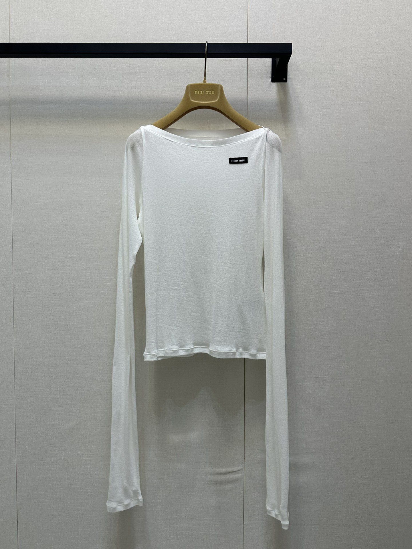 NO:425915,Miumi*25Ss Spring and Summer New Micro-label One-Line Collar Mask T-shirt This one-Line Collar Mask T-shirt is a versatile artifact in spring and summer! Micro-loose tailoring + soft knitted fabric, single wear refreshing to show the collarbone lines, paired with high-waist jeans + white shoes is a lazy French style; when layered, you can wear a lace vest inside to increase the layering, and the oversize blazer instantly switch to commuting mode. Logo stickers are recommended to match with metallic jewelry to improve the precision, choose pearl earrings on dates + slit skirts gentle, careful, practical and fashionable~ 2 colors SML large-scale real shots,,miumiu,versace, skirts,jeans,jackets & coats,tees,t-shirt,business suit,earrings,alexander wang19860909Miumi*25Ss春夏新品微标一字领面膜T恤 这件一字领面膜T恤真是春夏百搭神器!微宽松剪裁+柔软针织面料,单穿清爽显锁骨线条,搭配高腰牛仔裤+小白鞋就是慵懒法式风;叠穿时可内搭蕾丝背心增加层次感,外罩 oversize西装外套瞬间切换成通勤模式 徽标贴饰建议搭配金属色饰品提升精致度,约会选珍珠耳环+开衩半裙温柔又小心机实用又时髦~ 2色 SML大货实拍,,miumiu,versace,skirts,jeans,jackets & coats,tees，t-shirt,business suit,earrings,alexander wang,Women's clothing